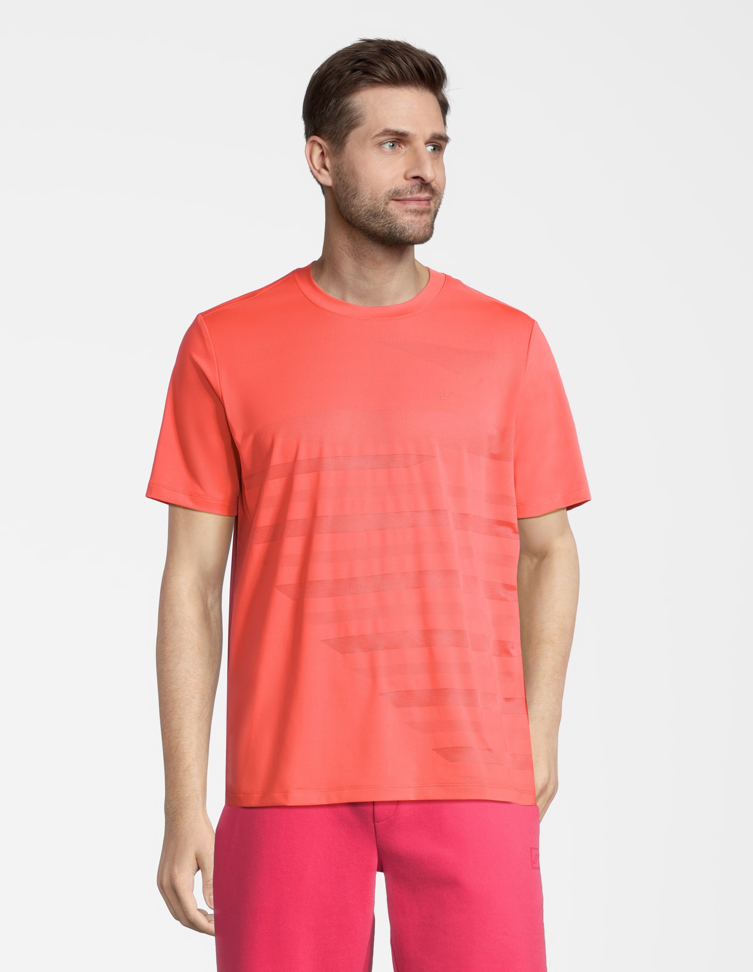 Ein leuchtend orangefarbenes T-Shirt mit kurzen Ärmeln und geometrischem Muster, ideal für sportliche Aktivitäten.