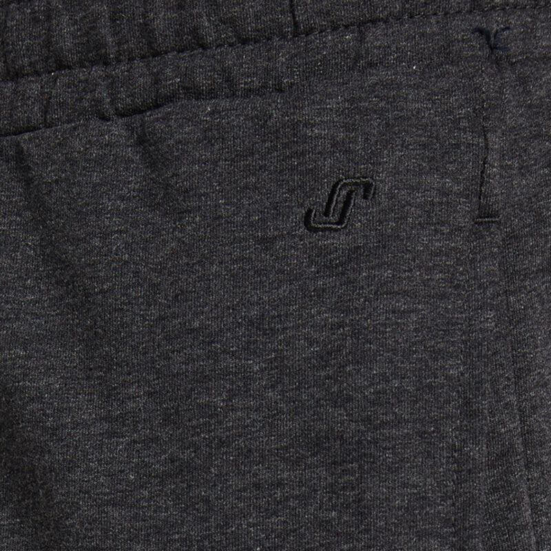 Nahaufnahme einer dunkelgrauen Freizeithose mit elastischem Bund und Logo-Detail.