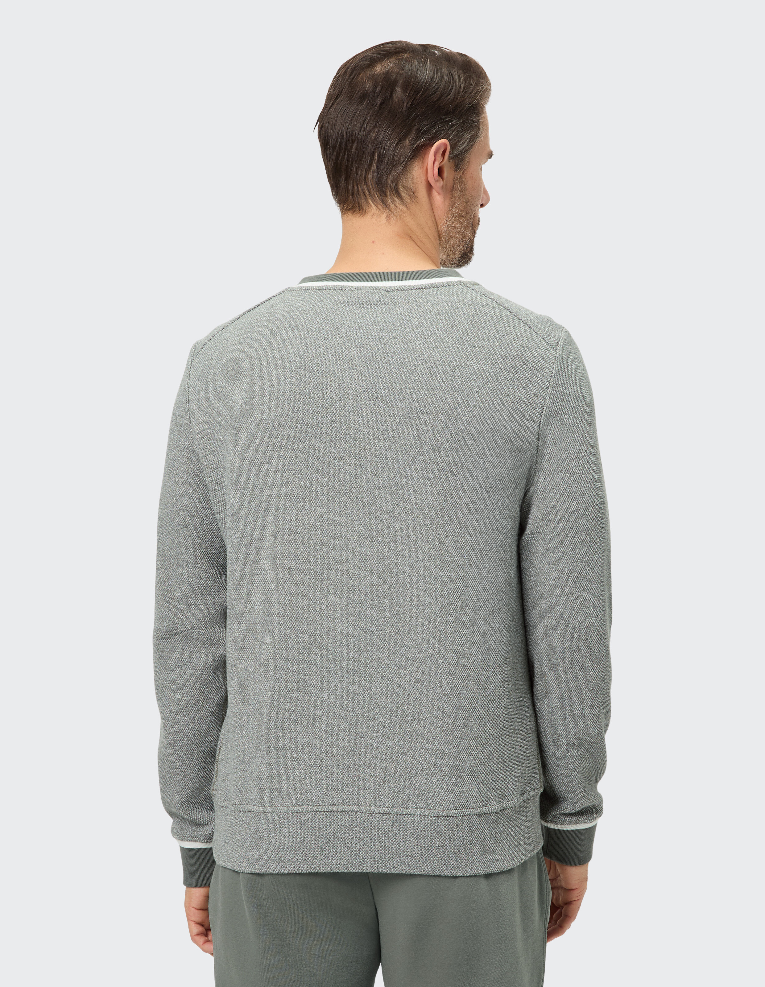 Kuscheliges graues Herren-Sweatshirt mit strukturiertem Stoff und gerippten Bündchen, perfekt für Freizeitkleidung.