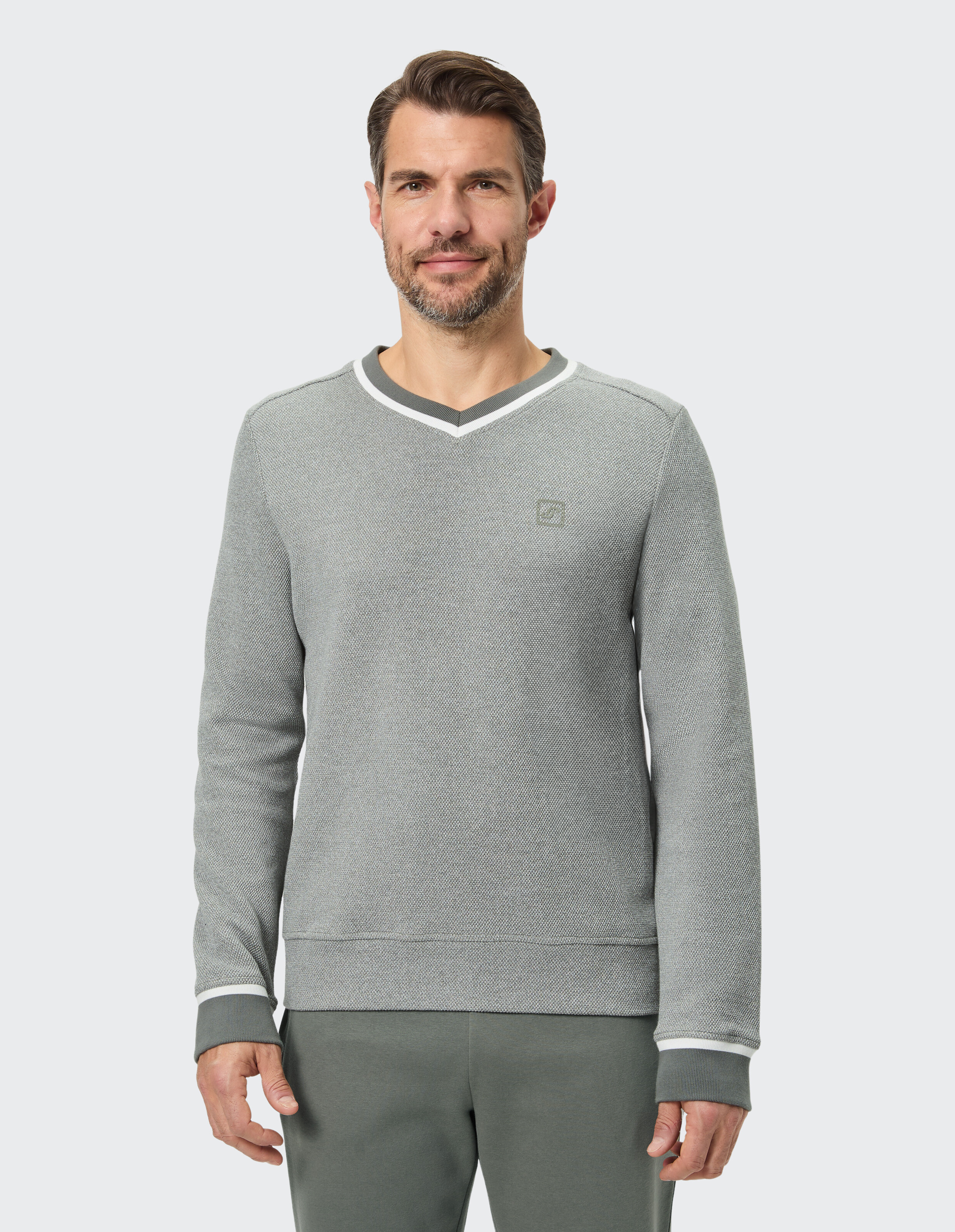 Grauer Herrenpullover mit V-Ausschnitt und weißen Akzenten, perfekt für Freizeitkleidung.