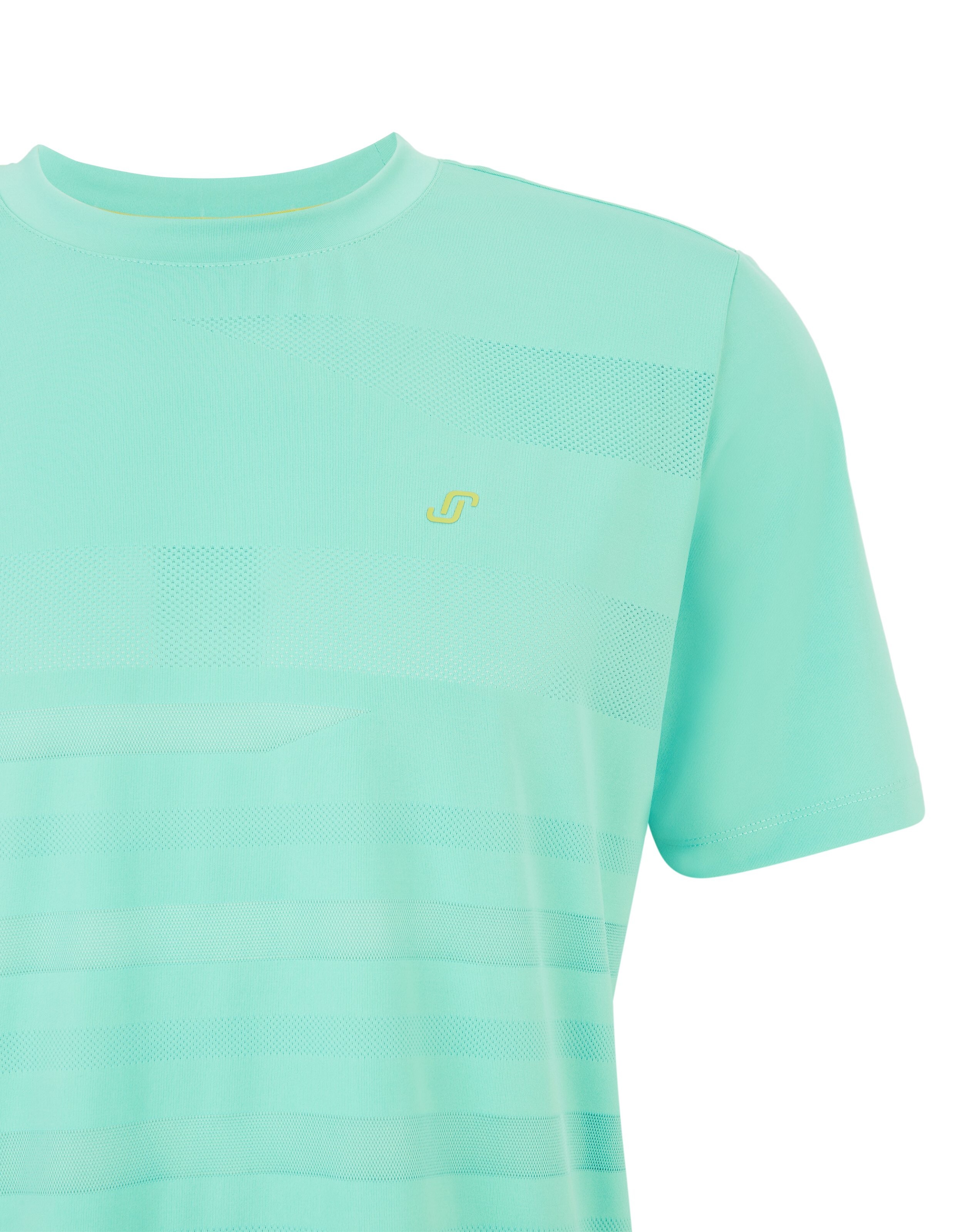 Grünes T-Shirt mit kurzem Ärmel, dezentem Logo und geometrischem Streifenmuster, ideal für sportliche Aktivitäten.