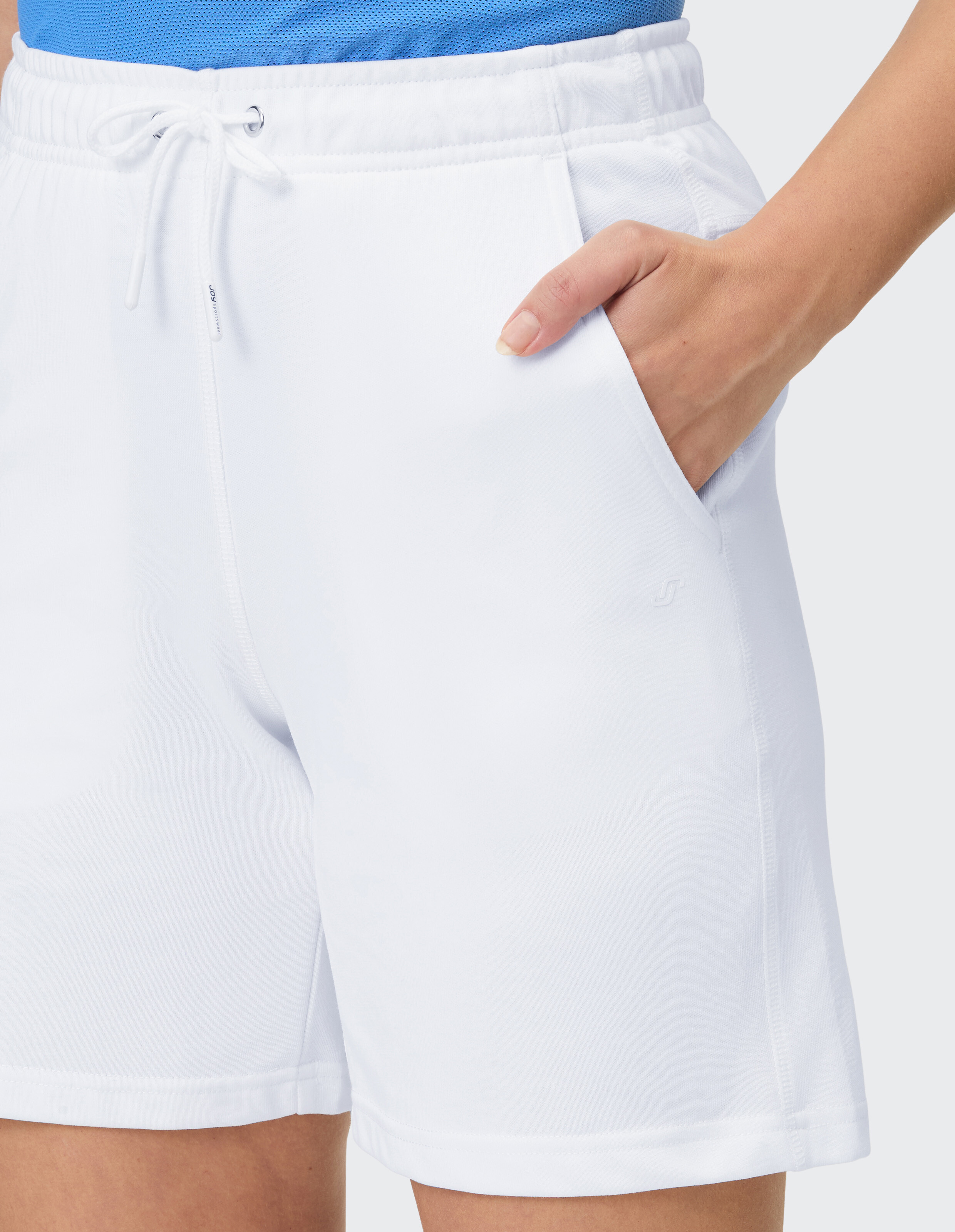 Eine weiße Sweatshort mit Kordelzug an der Taille und seitlichen Eingrifftaschen, die eine dezente Logostickerei aufweist.