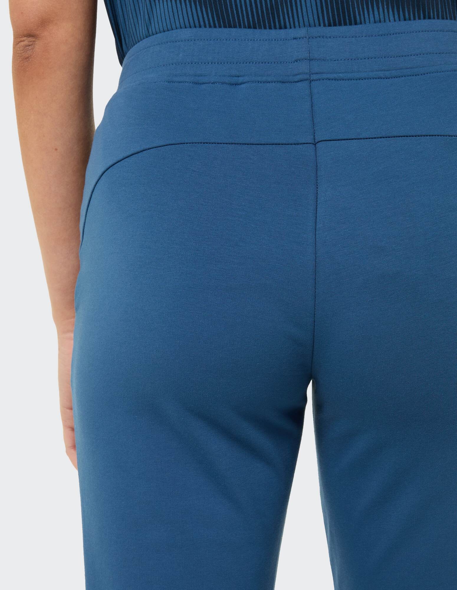 Nahaufnahme einer blauen Freizeithose mit bequemer Passform und weichem Material.