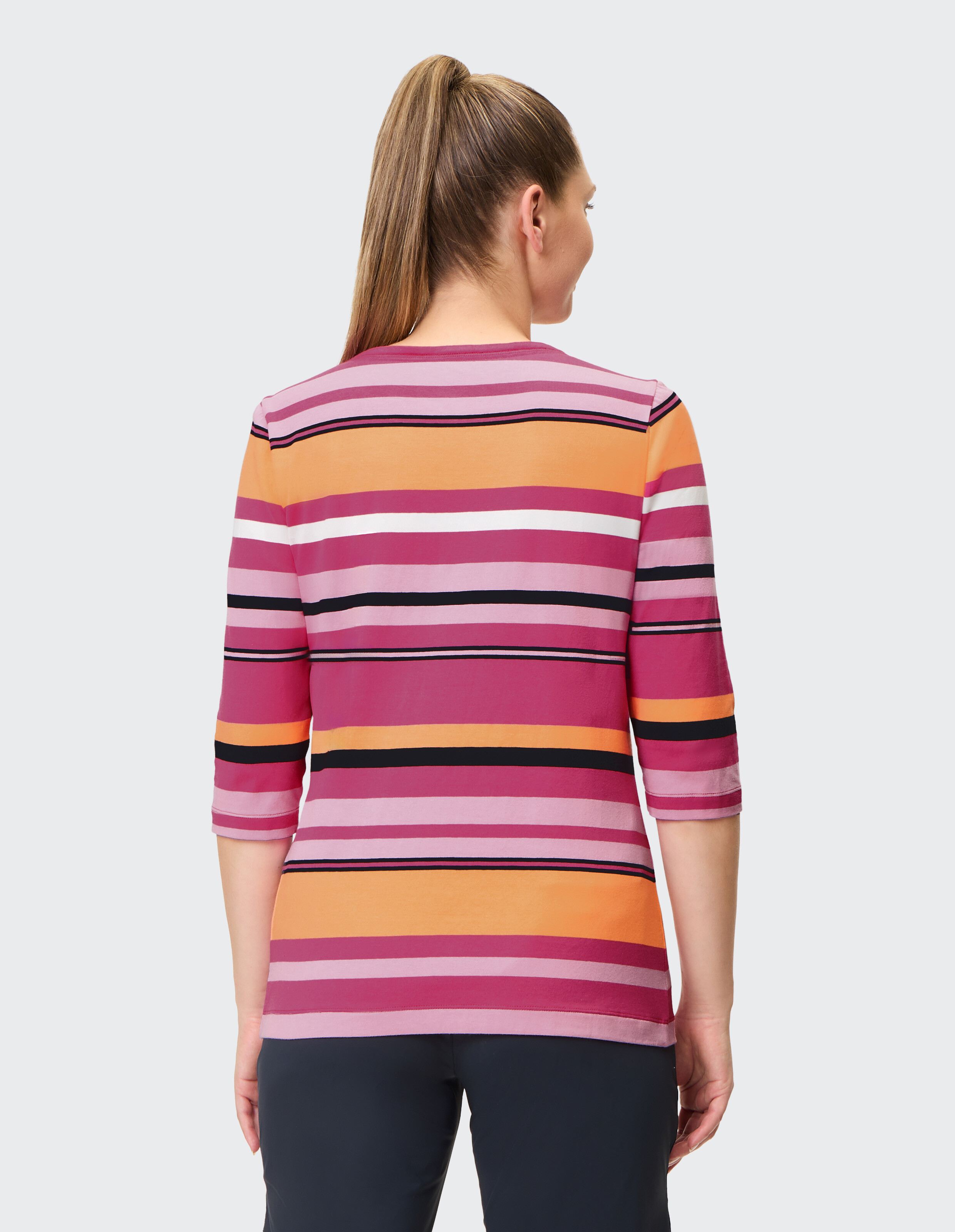 Bunt gestreiftes T-Shirt mit dreiviertel Ärmeln in Pink, Orange, Weiß und Schwarz, horizontal gestreift, aus Baumwollstoff.