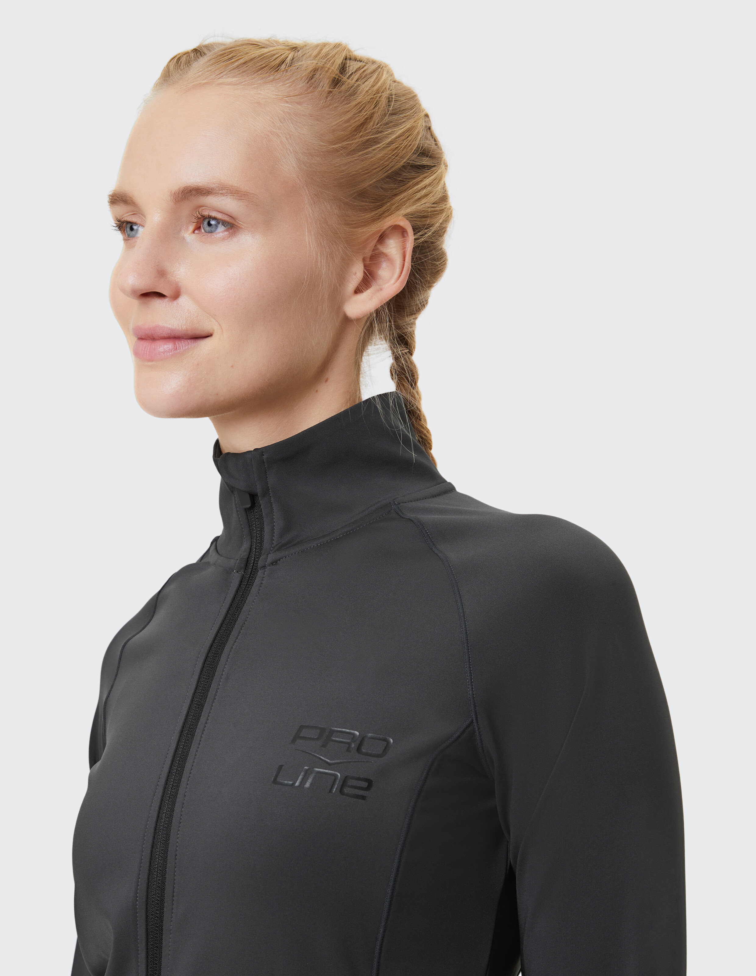 Frau trägt eine schwarze Venice Beach Funktionsjacke Hampton mit hohem Kragen.