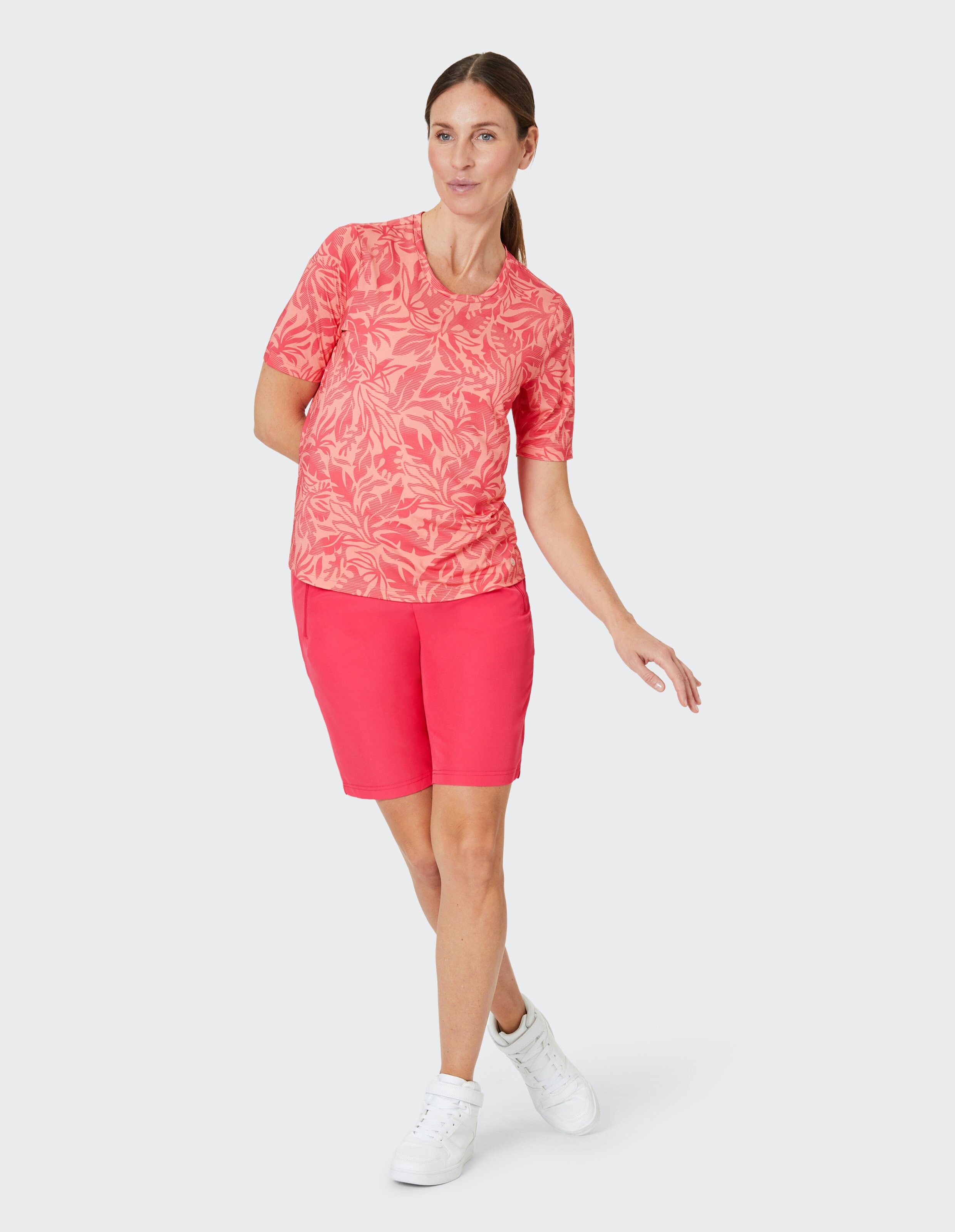 Leuchtend rote Shorts mit elastischem Bund und Kordelzug, geeignet für Freizeitaktivitäten, mit seitlichen Reißverschlusstaschen.