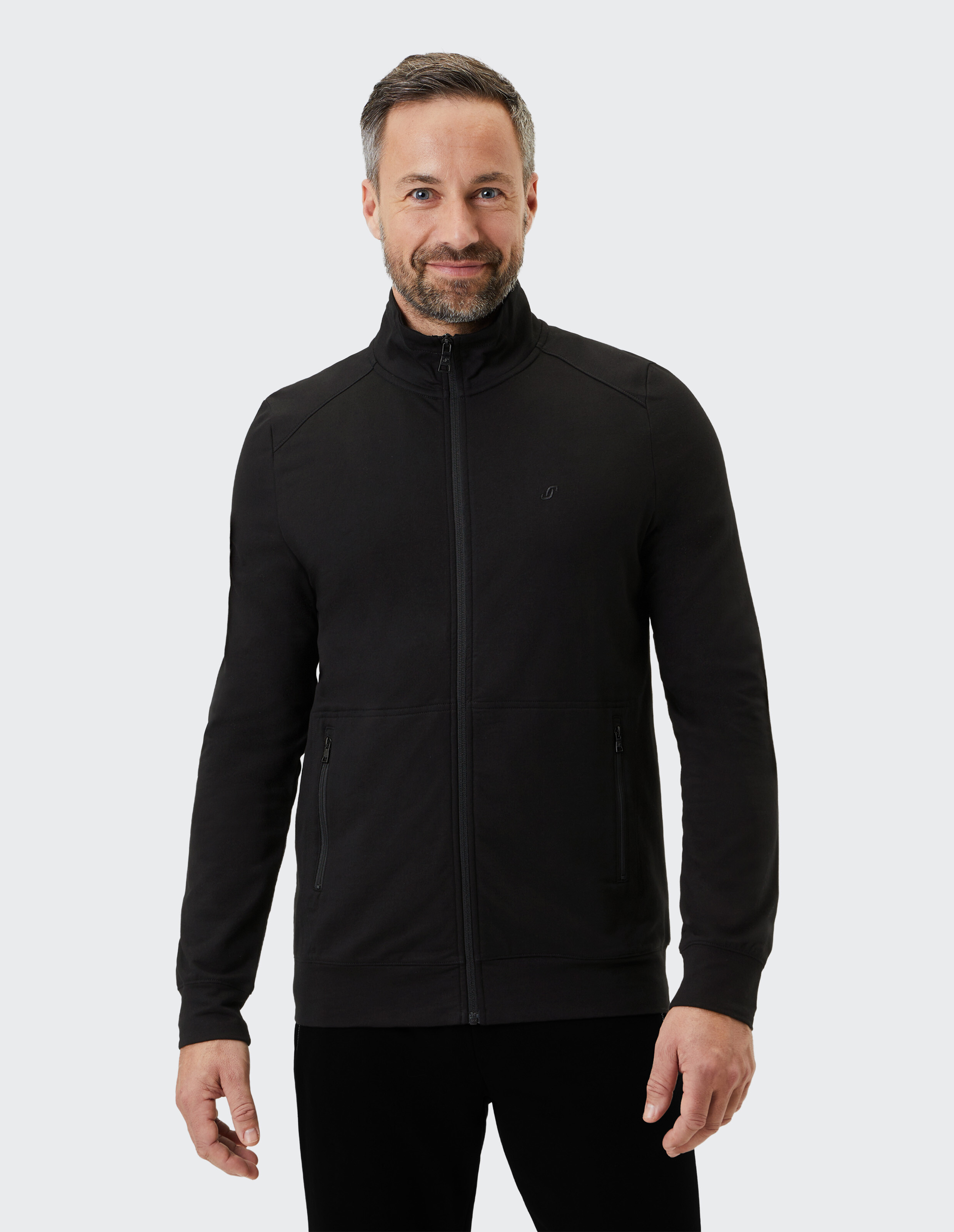 Schwarze Trainingsjacke mit hohem Kragen, durchgehendem Reißverschluss und zwei Reißverschlusstaschen, schlichtes Design.