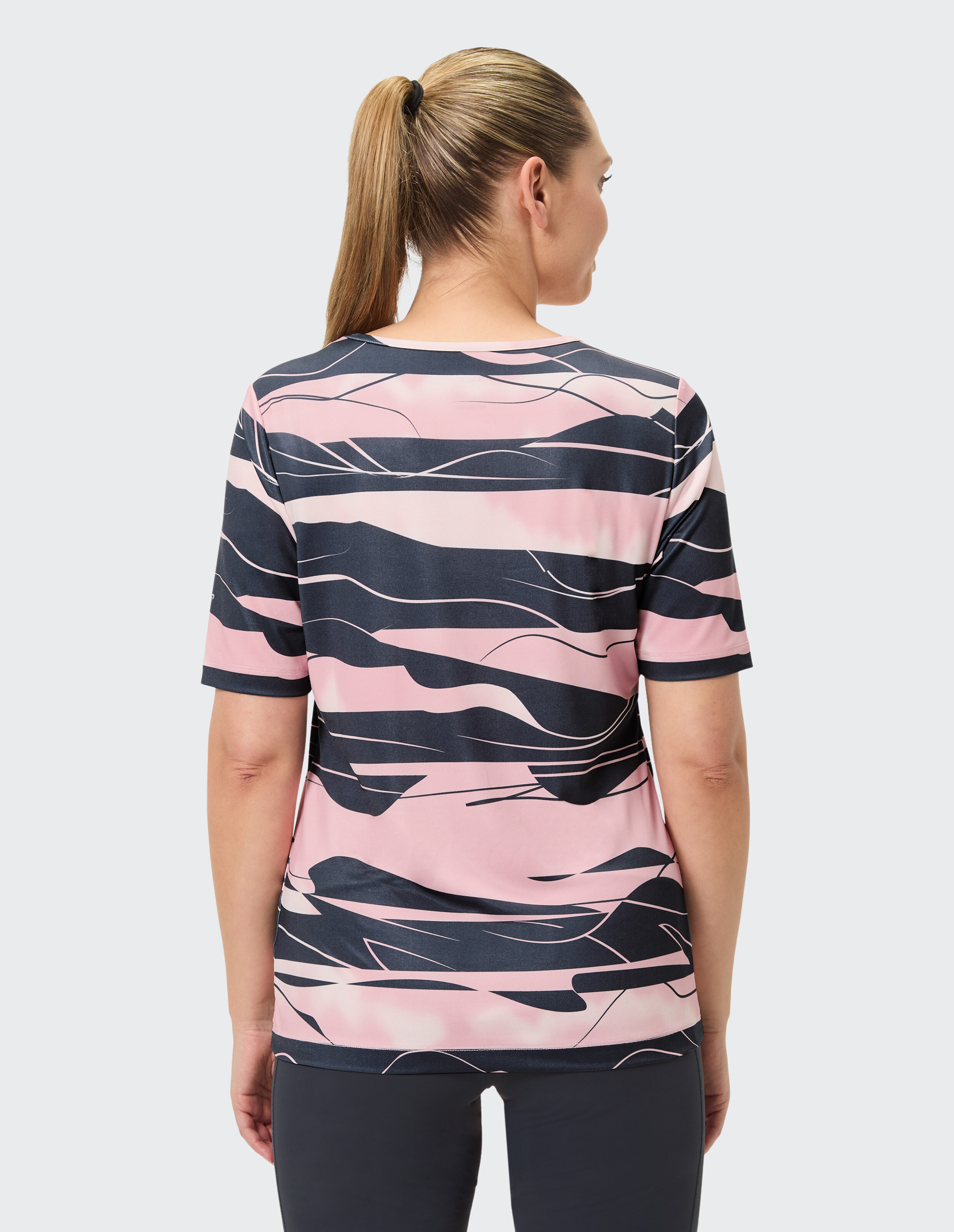 Rückansicht eines rosa und marineblau gemusterten Freizeitoberteils für Damen.