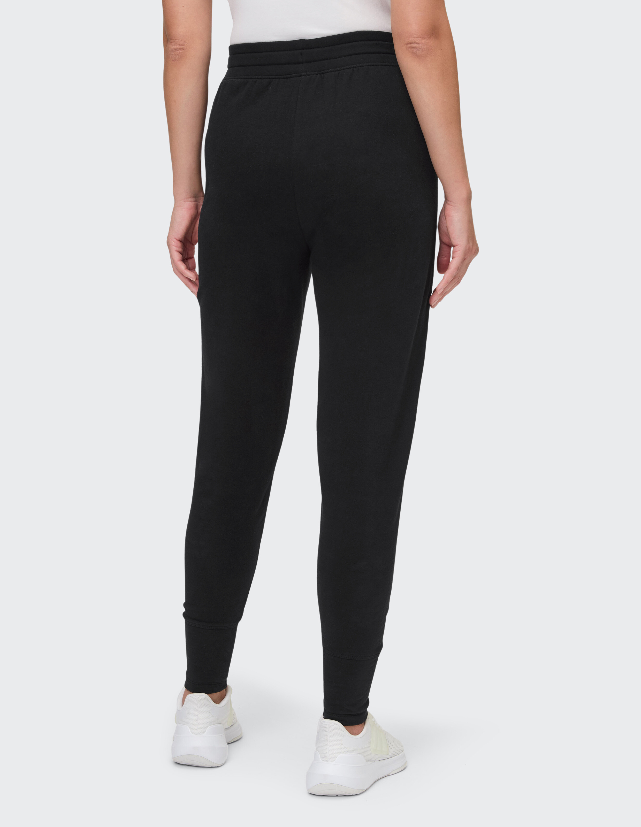 Rückansicht einer schwarzen, lässigen Jogginghose mit elastischem Bund für bequeme Loungewear.