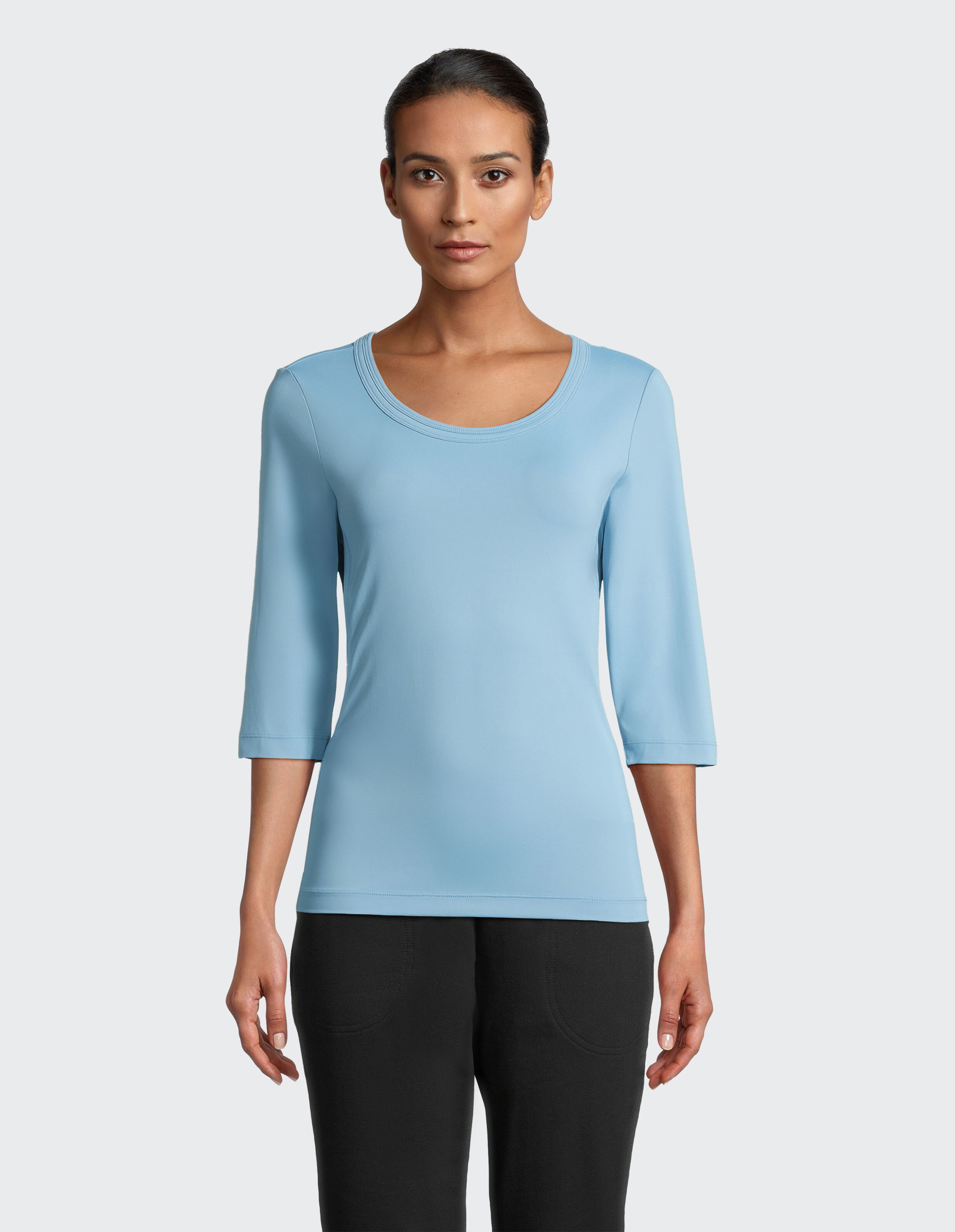 Hellblaues Shirt mit dreiviertellangen Ärmeln und rundem Halsausschnitt, schlichtes Design ohne Muster, für Damen.