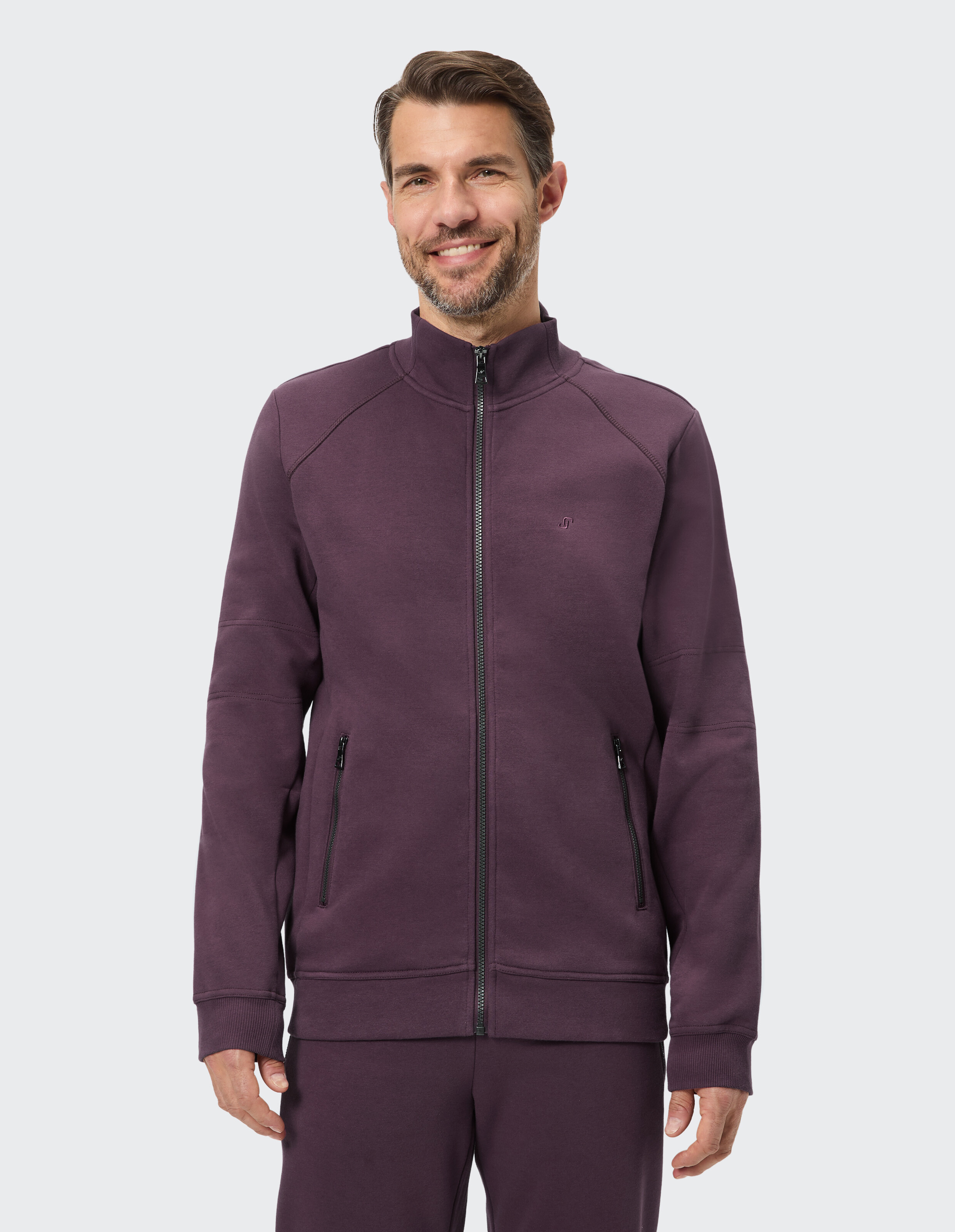 Gemütliche lilafarbene Herrenjacke mit Reißverschluss, Seitentaschen und lockerer Passform.