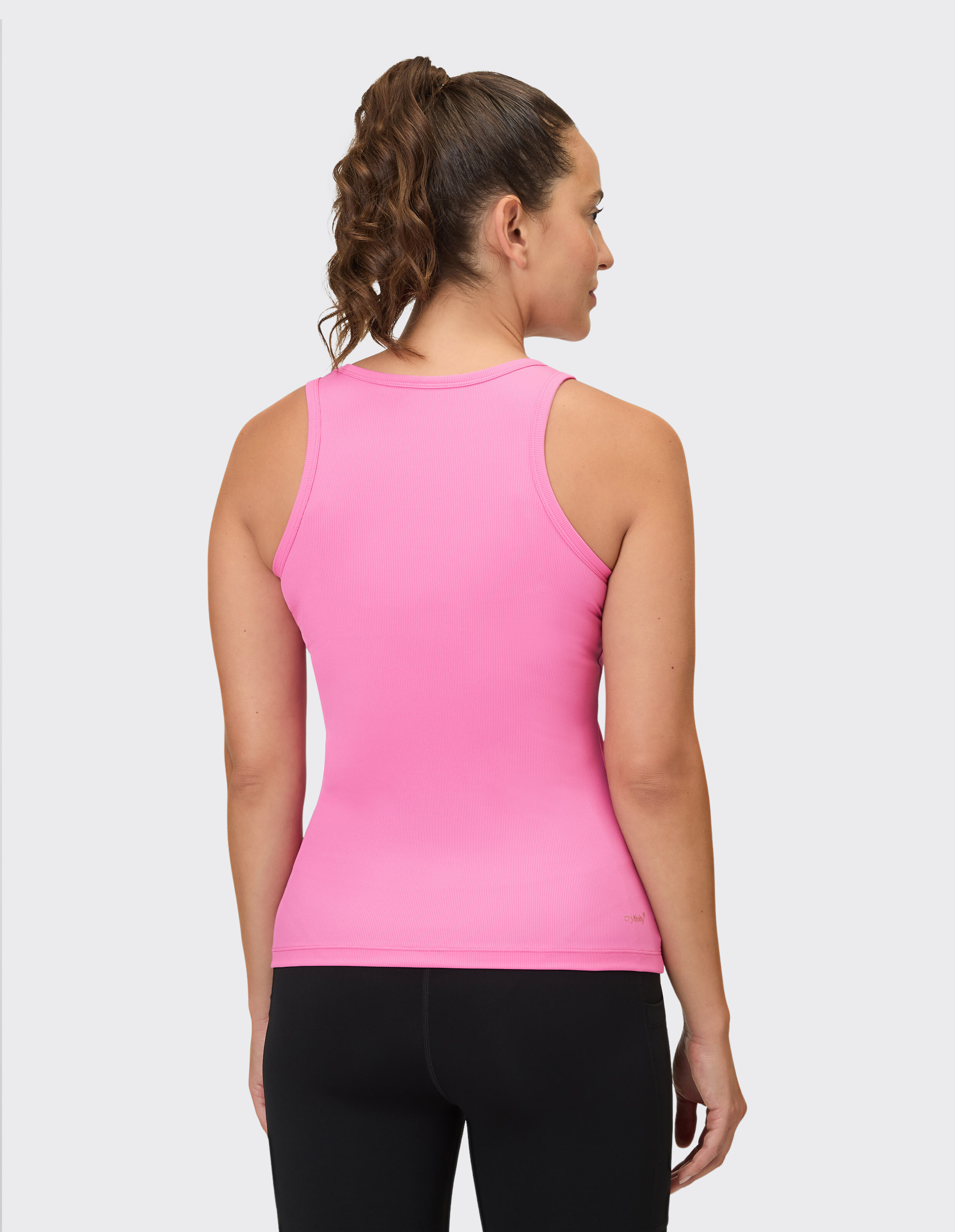 Frau trägt ein leuchtend rosa ärmelloses Tanktop für lässige, bequeme Alltagskleidung.