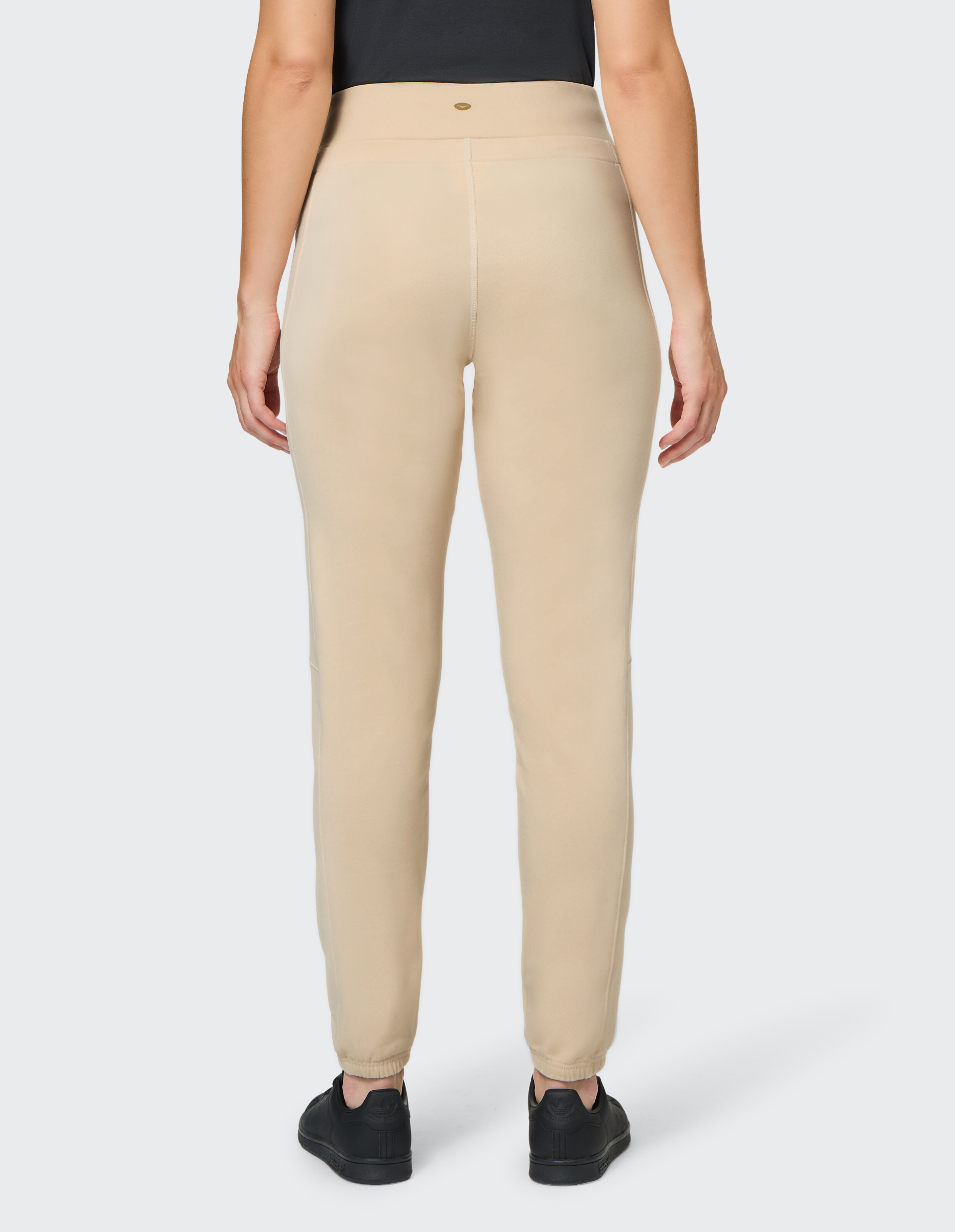Rückansicht der beigefarbenen Venice Beach Constance Jogginghose für gemütliche Freizeitkleidung.
