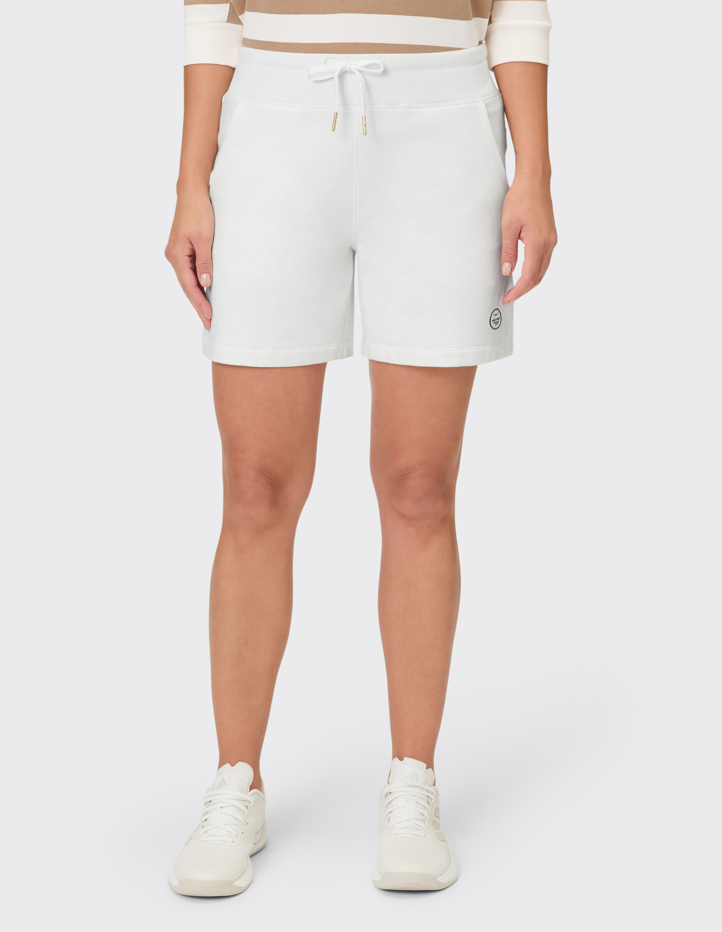 Frau trägt die weißen Venice Beach Shorts Morla, perfekt für lässige, bequeme Loungewear.