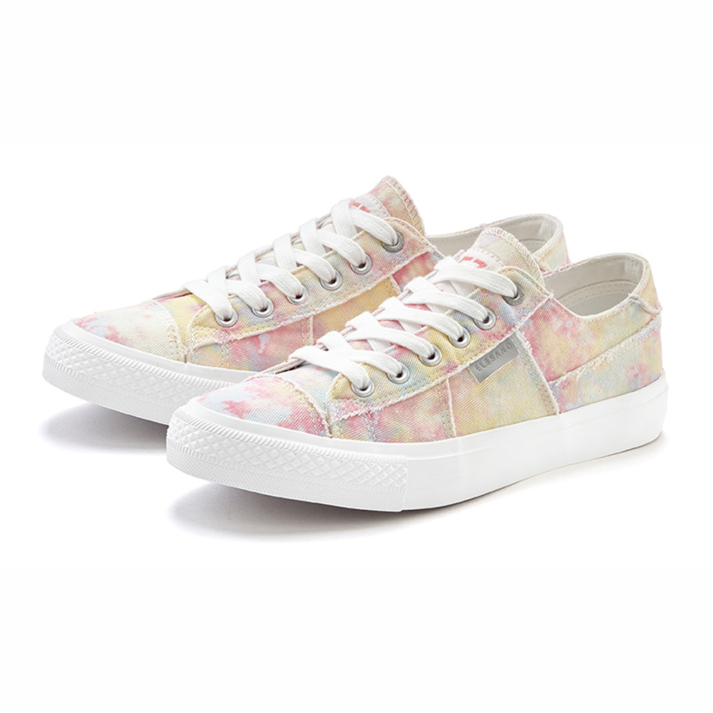 Bunte pastellfarbene Canvas-Sneaker mit weißen Schnürsenkeln und Gummisohlen.
