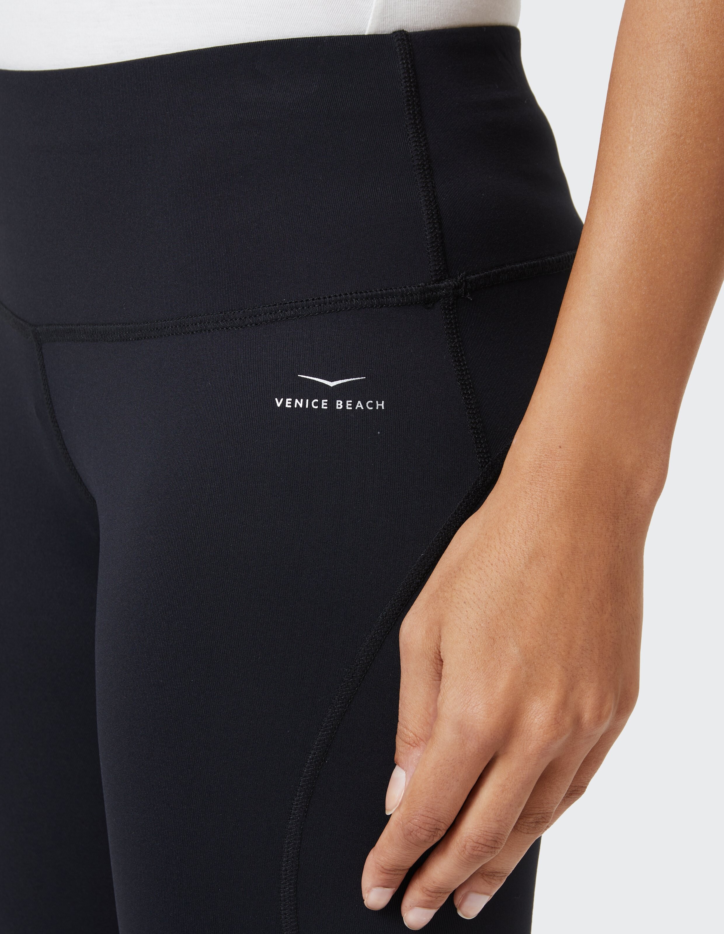 Nahaufnahme einer schwarzen Leggings von Venice Beach mit hohem Bund für bequeme Freizeitkleidung.