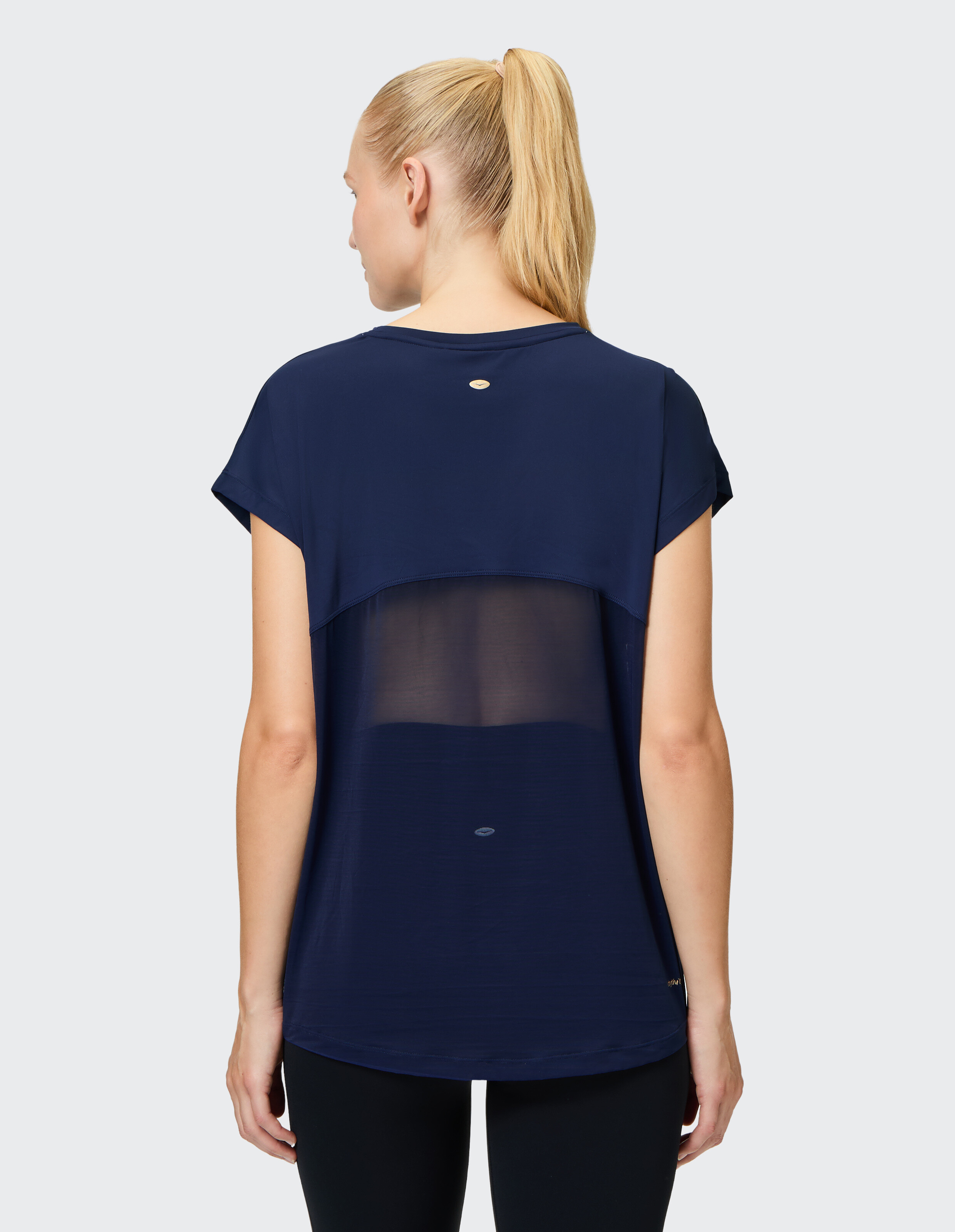 Rückansicht eines marineblauen Freizeitoberteils mit transparenten Einsätzen, perfekt zum Entspannen.