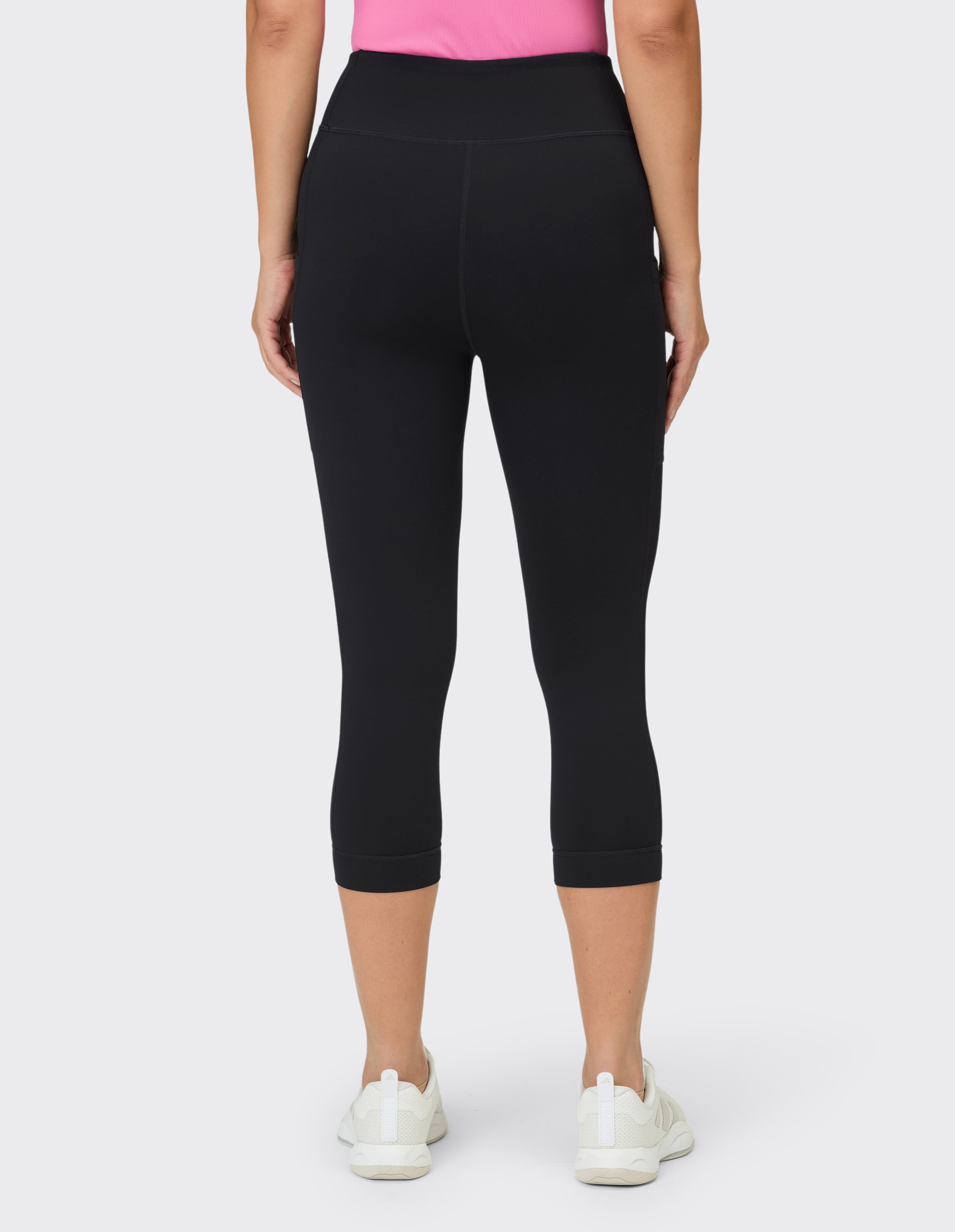 Rückansicht einer schwarzen Capri-Leggings mit hoher Taille für Freizeitkleidung und Faulenzen.