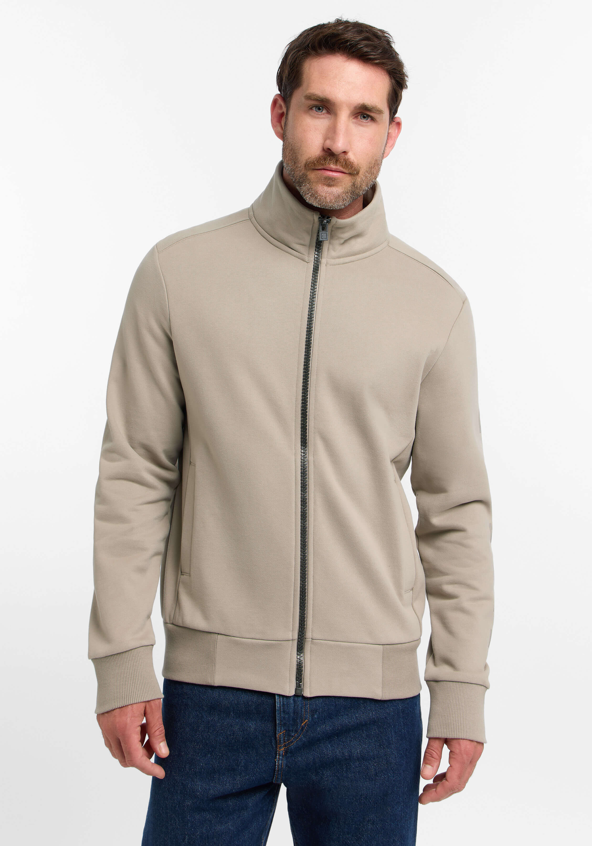 Beigefarbene Herrenjacke mit Reißverschluss und hohem Kragen, perfekt für die Freizeit.