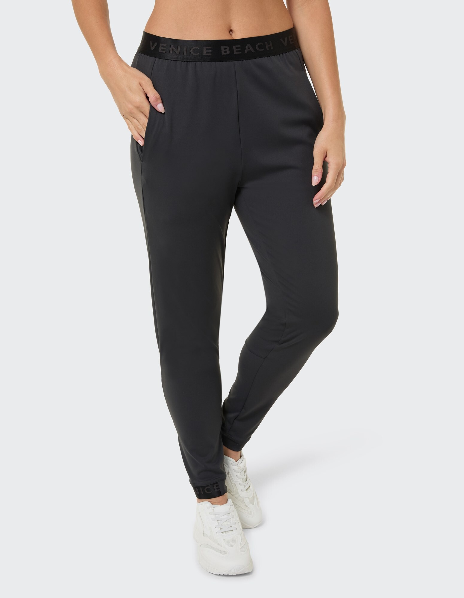 Schwarze Jogginghose mit elastischem Bund, perfekt für Freizeitkleidung und Faulenzen.
