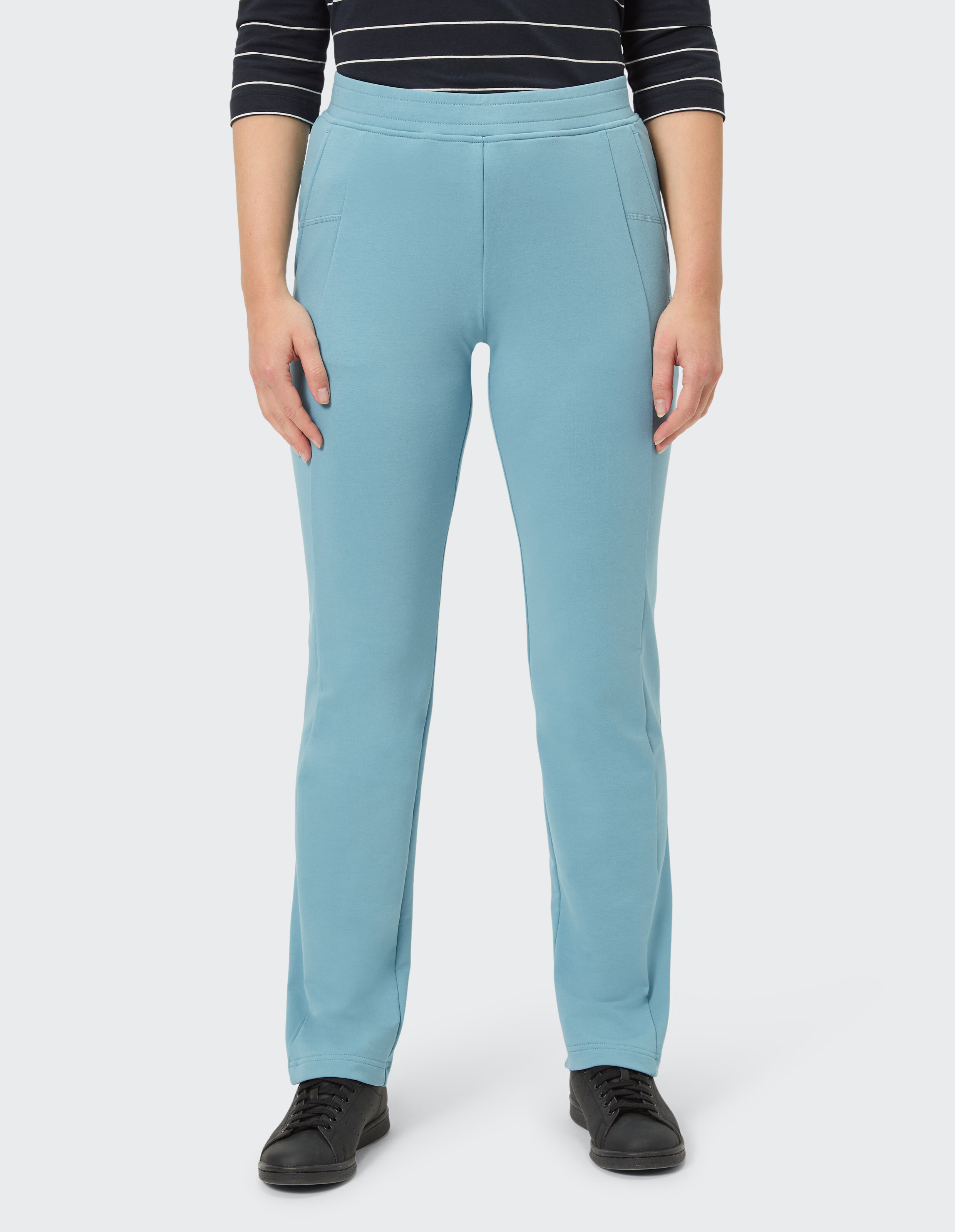 Hellblaue Freizeithose mit bequemer Passform, perfekt zum Faulenzen oder für Freizeitausflüge.
