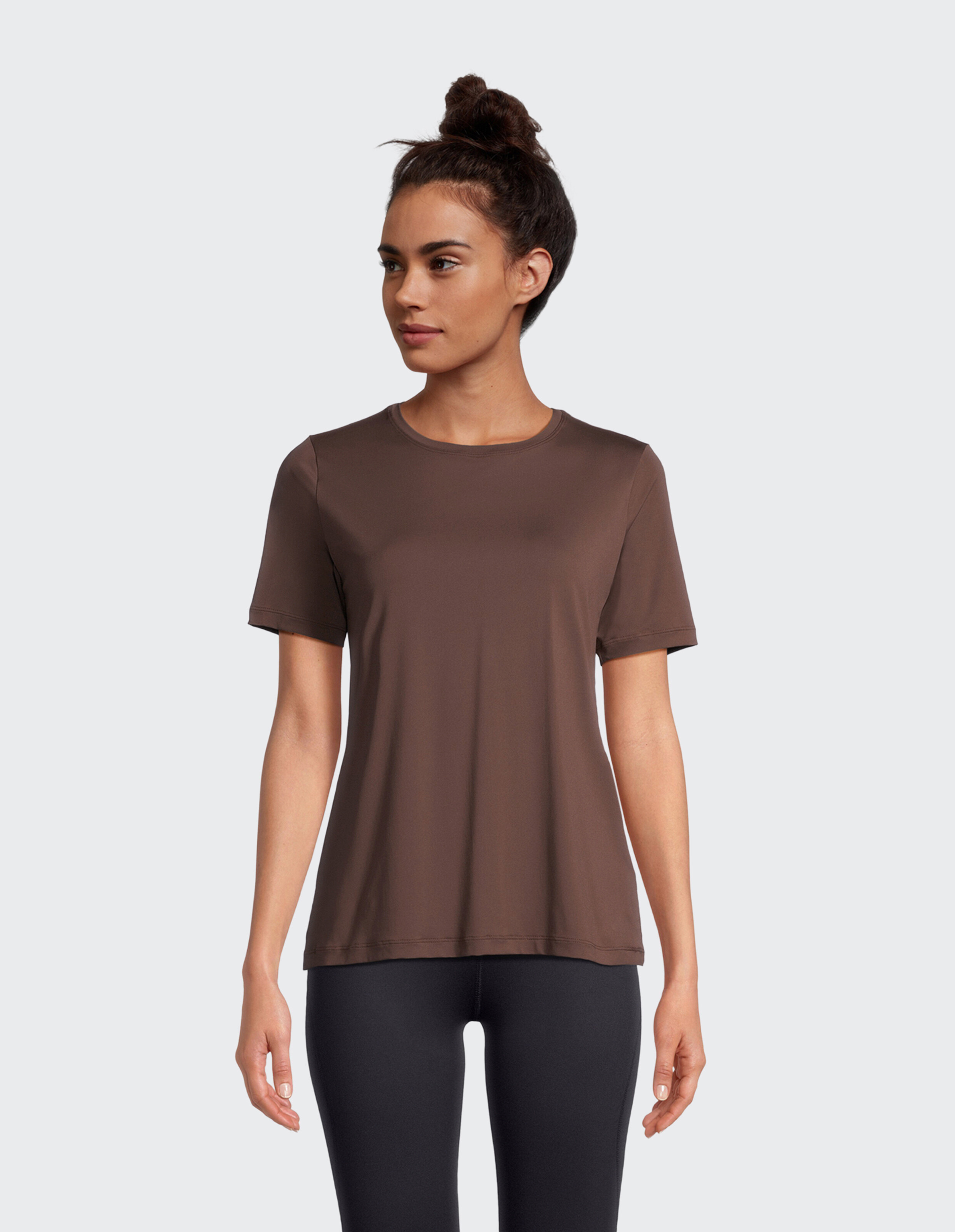 Frau trägt ein braunes Venice Beach Kurzarmshirt Sia für lässigen, bequemen Stil.