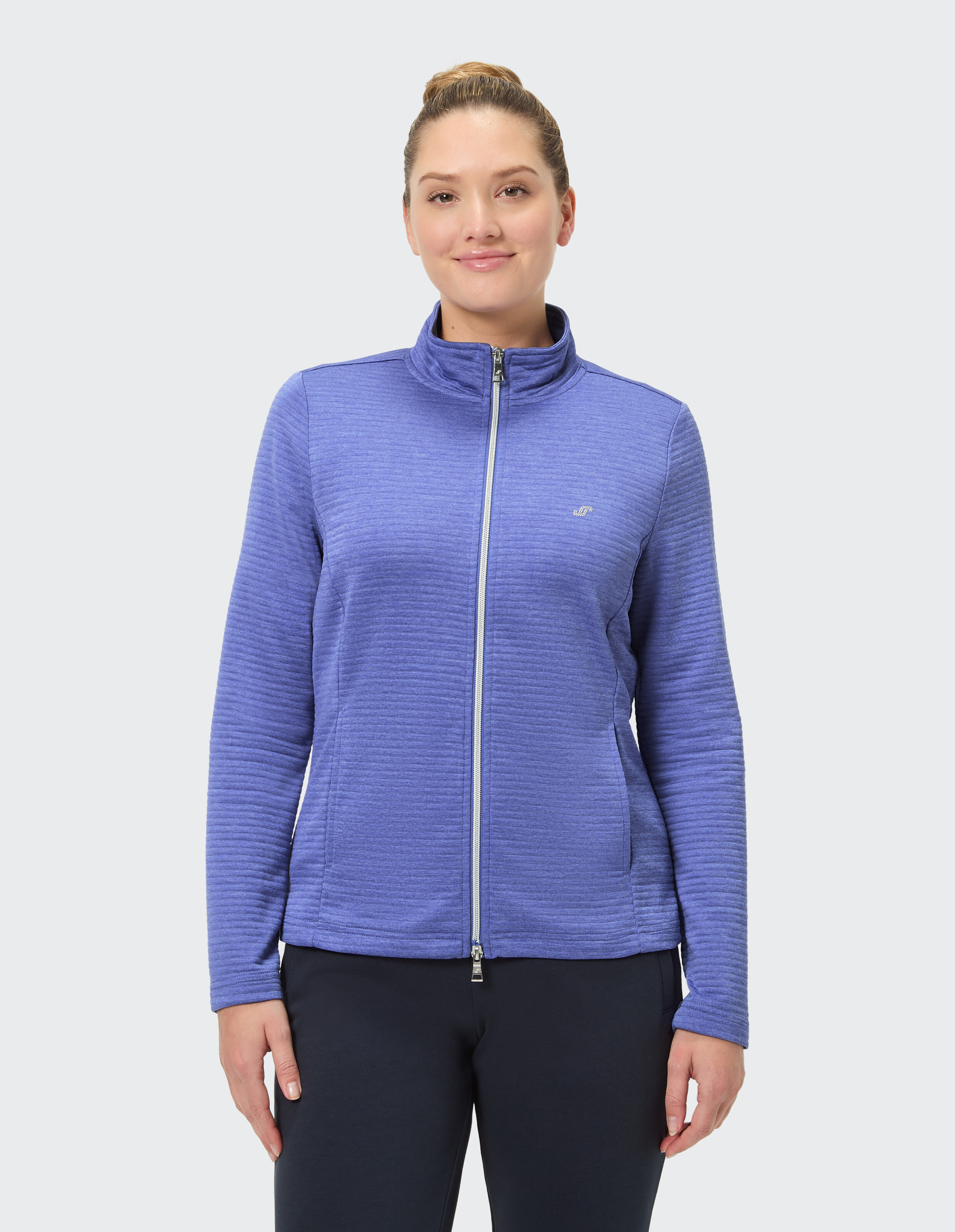 Gemütliche lilafarbene Jacke mit Reißverschluss und strukturiertem Stoff, perfekt für Freizeitkleidung.