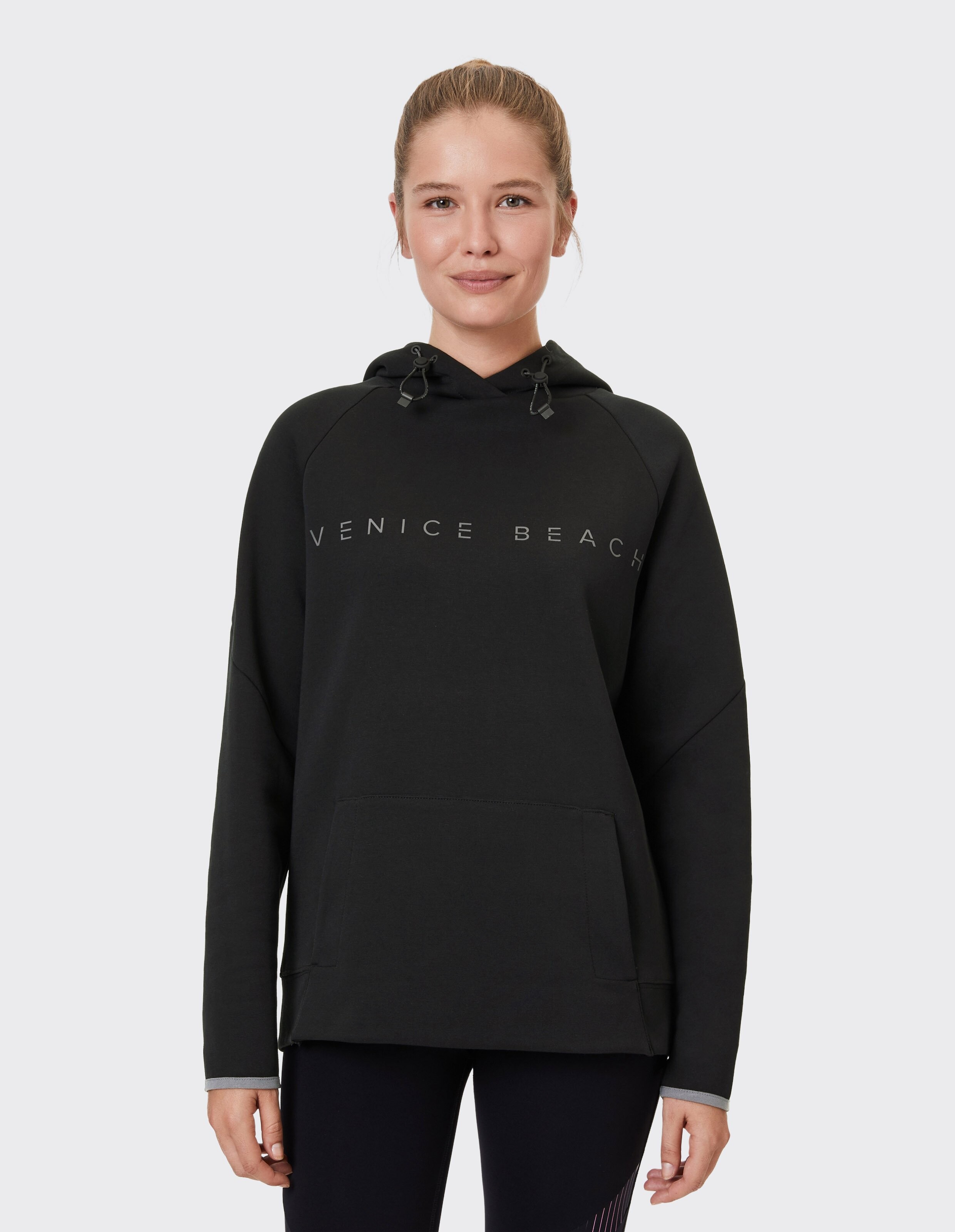 Schwarzer Kapuzenpullover mit „VENICE BEACH“-Aufdruck, perfekt für Freizeitkleidung und Faulenzen.