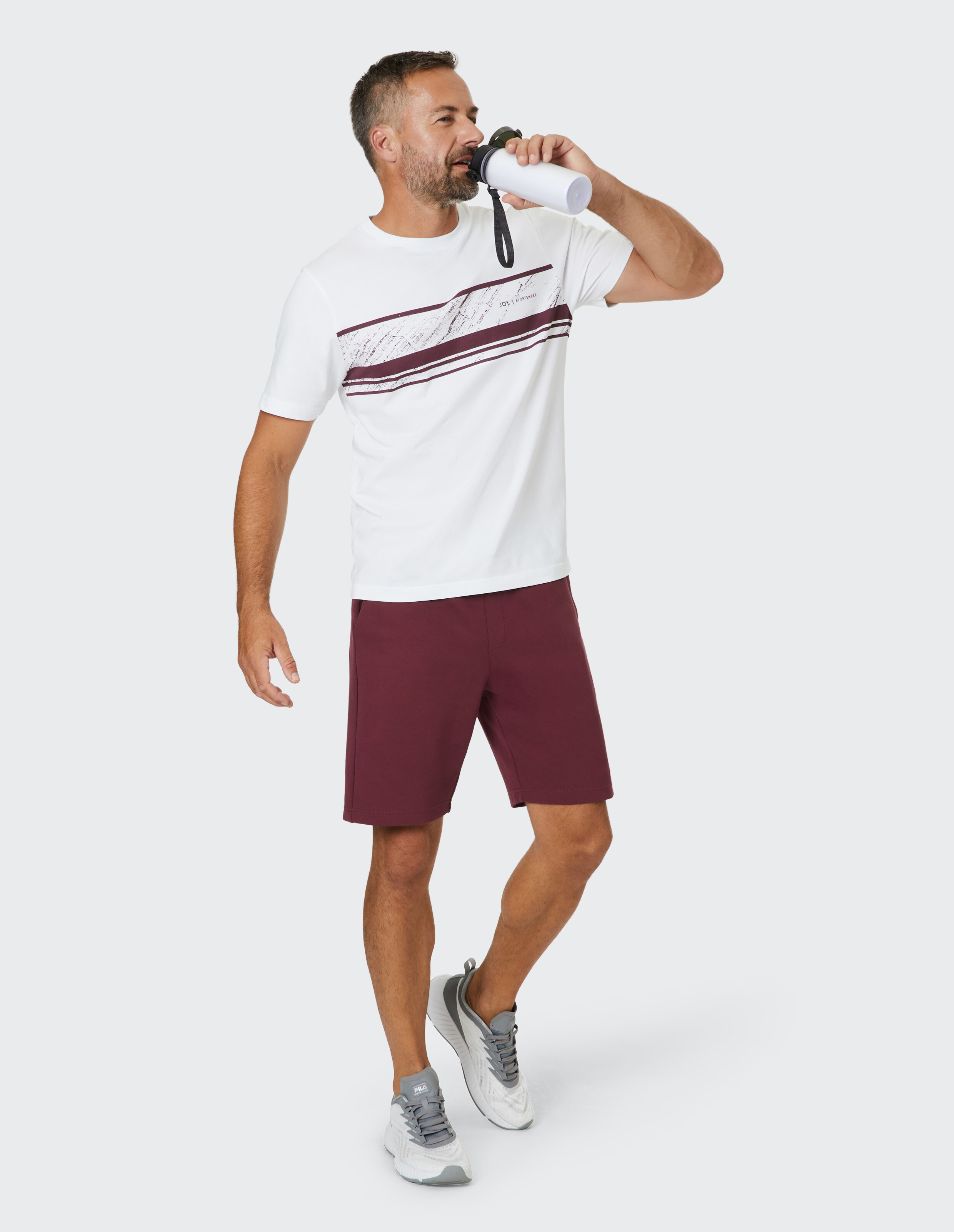Weinrote Shorts mit elastischem Bund und Kordelzug, seitlichen Taschen und schlichtem Schnitt für lässigen Tragekomfort.
