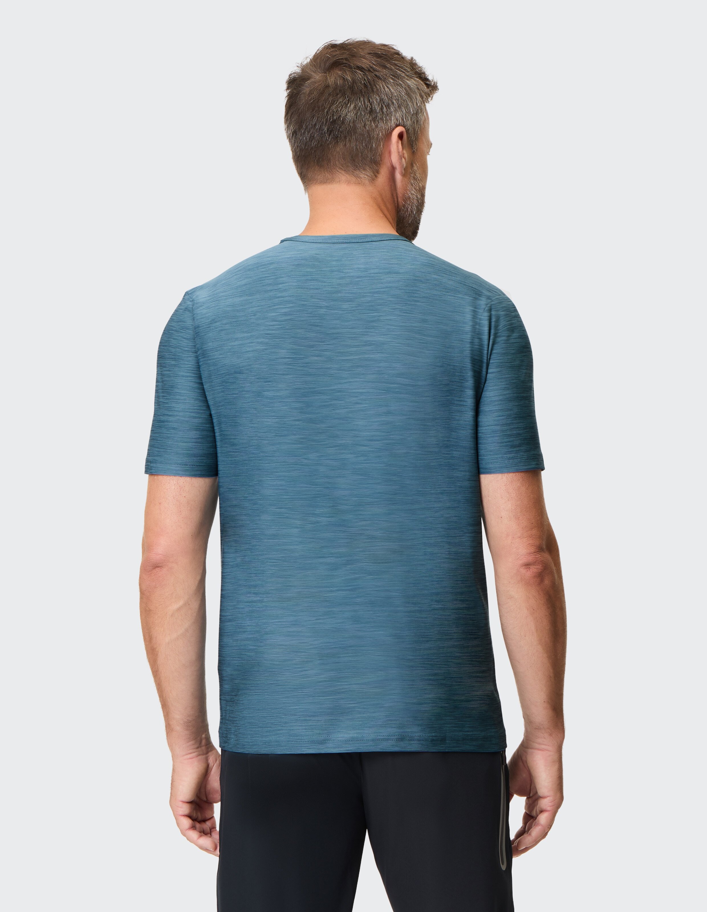 Blaues T-Shirt mit feiner, horizontaler Musterung und kleinem Logo auf der Brust, schlichte und bequeme Passform.