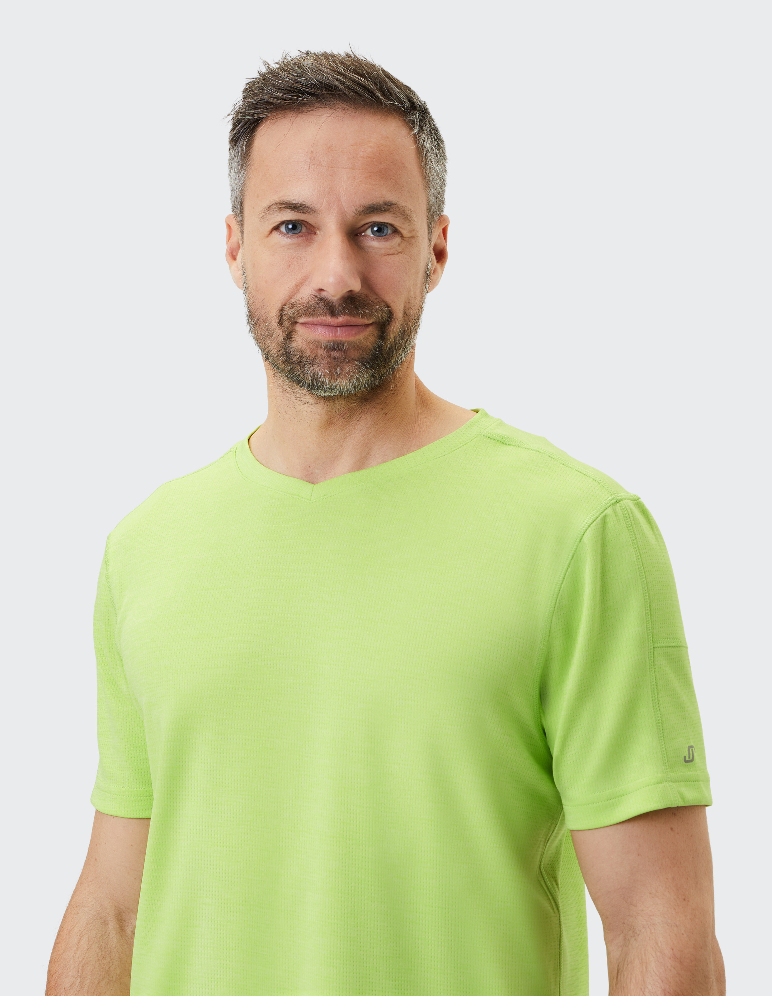 Kurzärmliges Herren-T-Shirt mit V-Ausschnitt in leuchtendem Limettengrün, lässiger Stil.