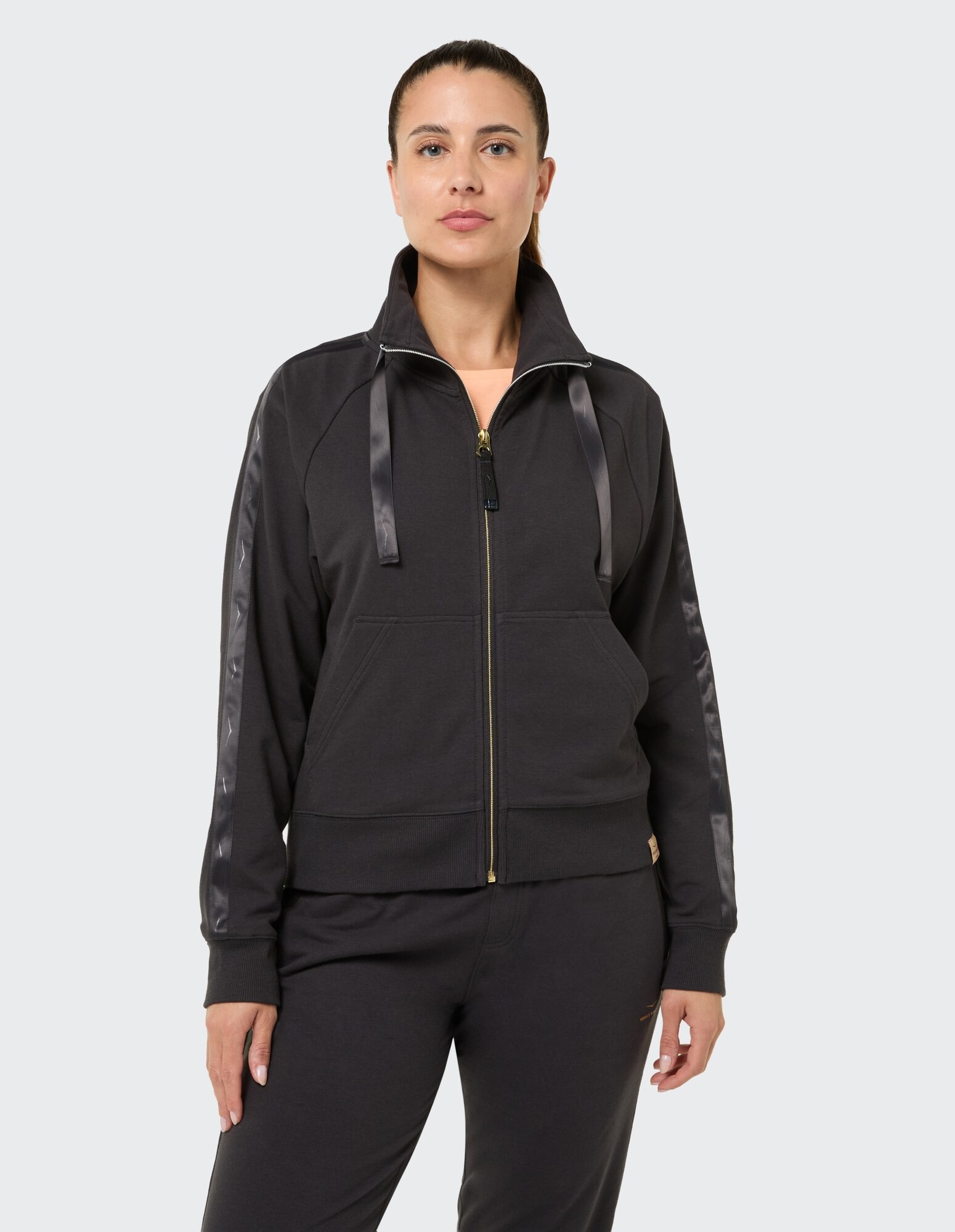 Schwarze Damenjacke mit Reißverschluss und Satindetails, perfekt für Freizeitkleidung.