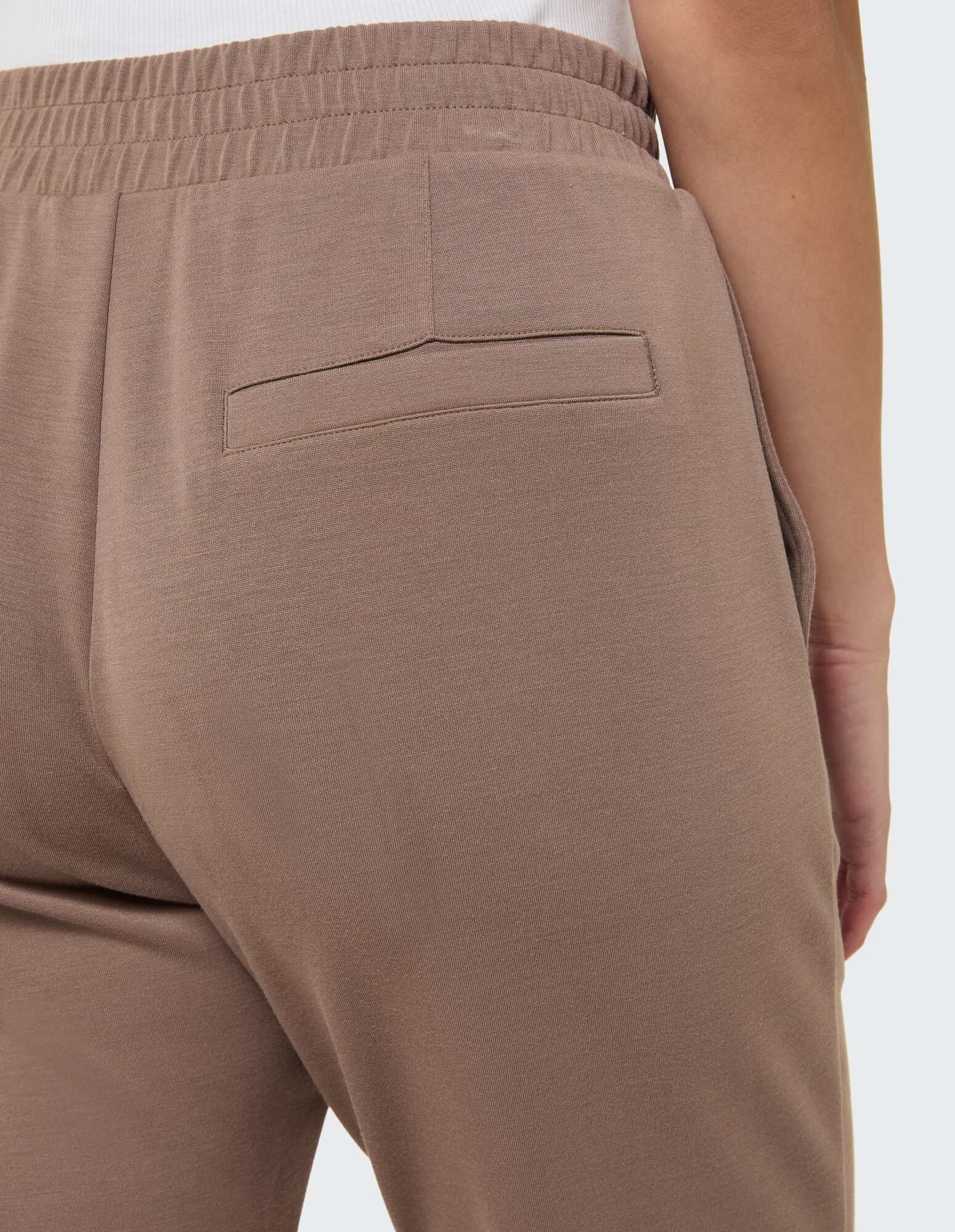 Nahaufnahme einer weichen braunen Freizeithose mit Gesäßtaschendetail.