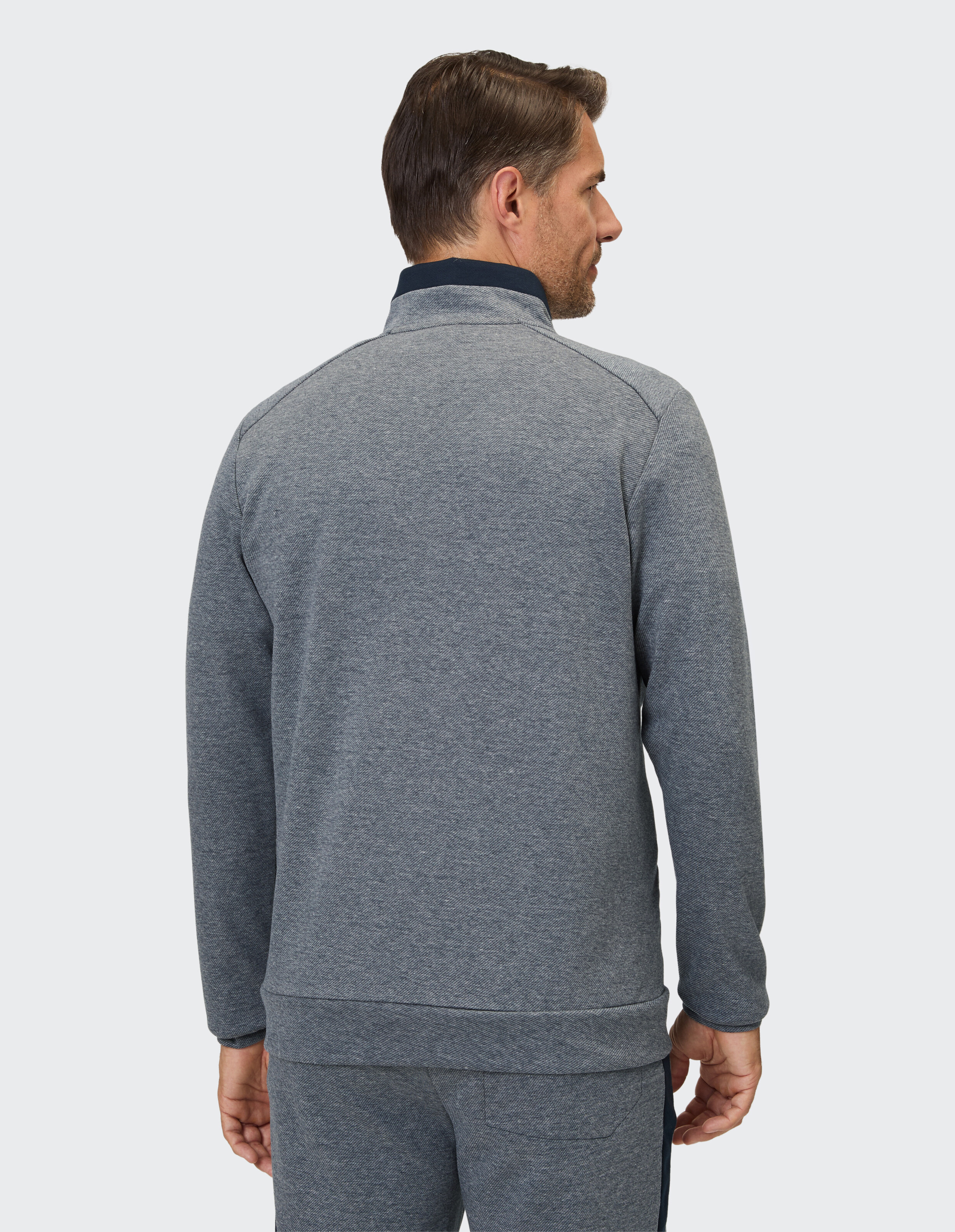 Graues Freizeit-Sweatshirt für Herren mit hohem Kragen und entspannter Passform.
