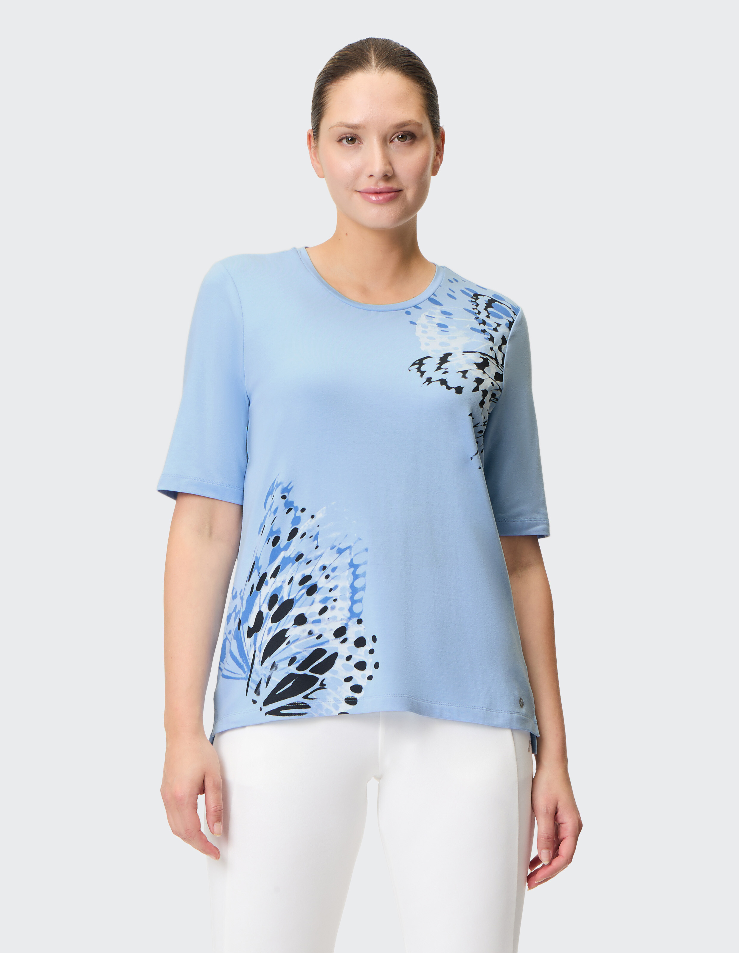 Hellblaues, lässiges T-Shirt mit Schmetterlingsprint, perfekt für entspannte Ausflüge.