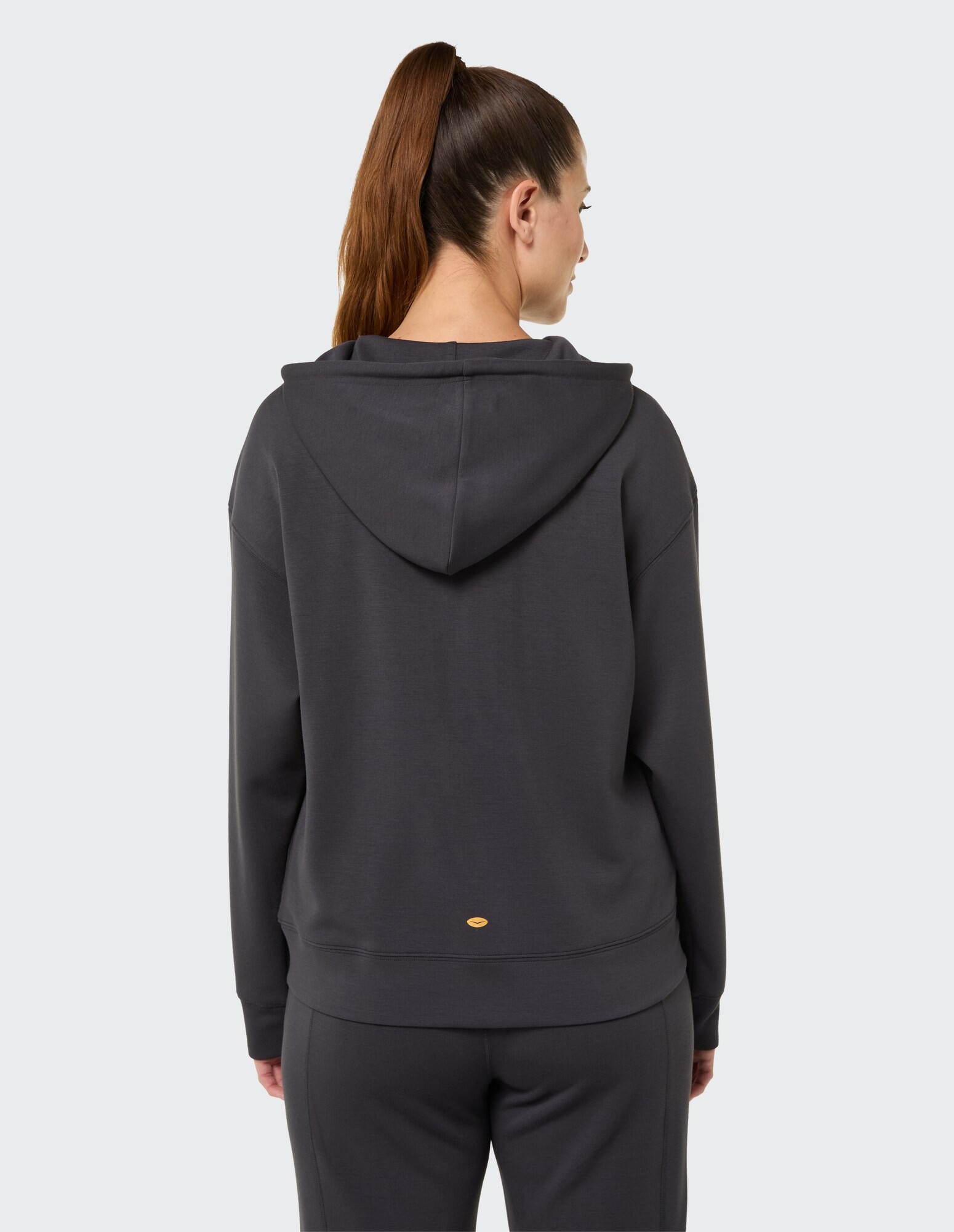 Rückansicht einer Frau, die einen dunkelgrauen Kapuzenpullover trägt, perfekt für Freizeitkleidung.