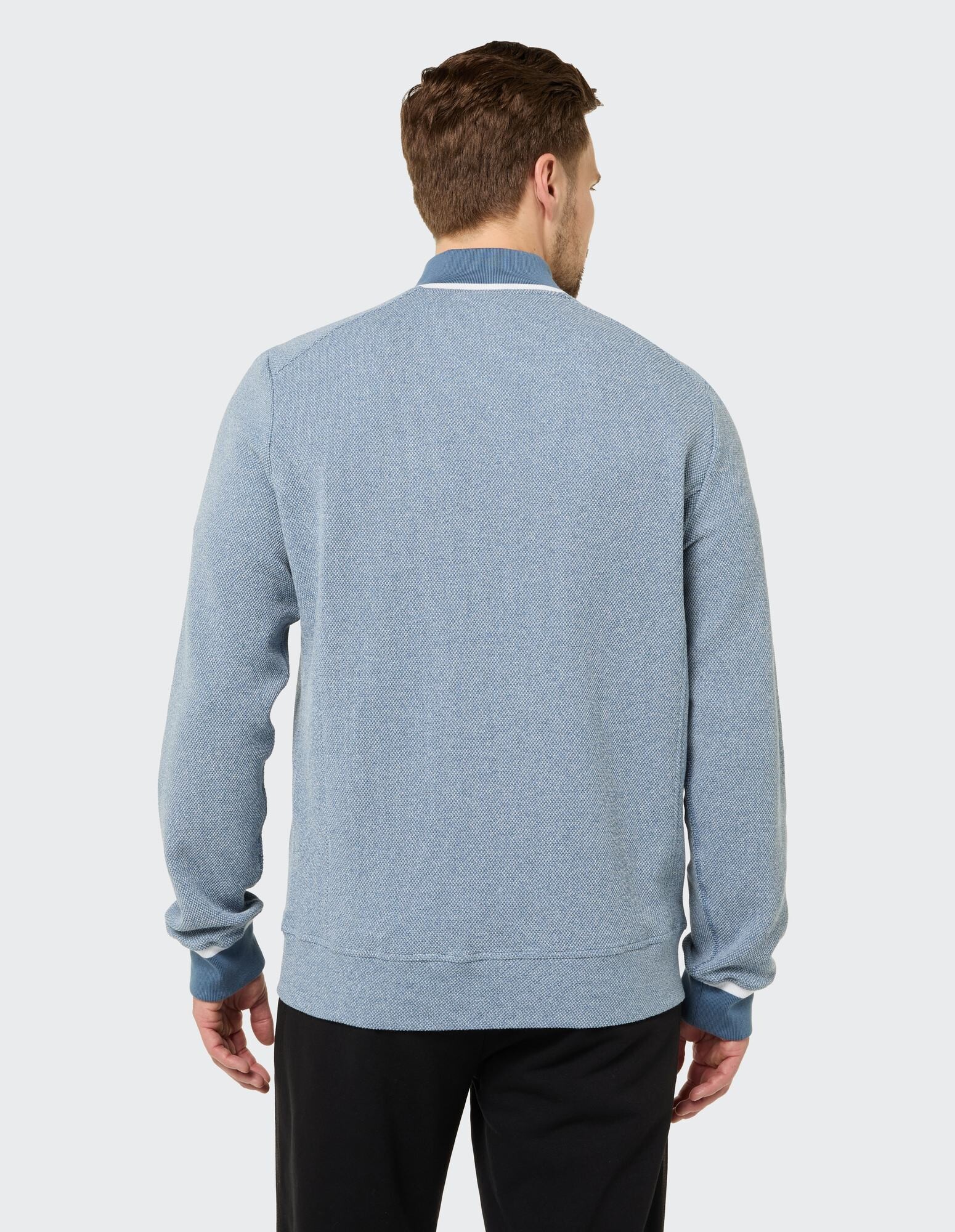 Kuscheliger blauer Freizeitpullover für Herren mit strukturierter Oberfläche und kontrastierendem Kragen.