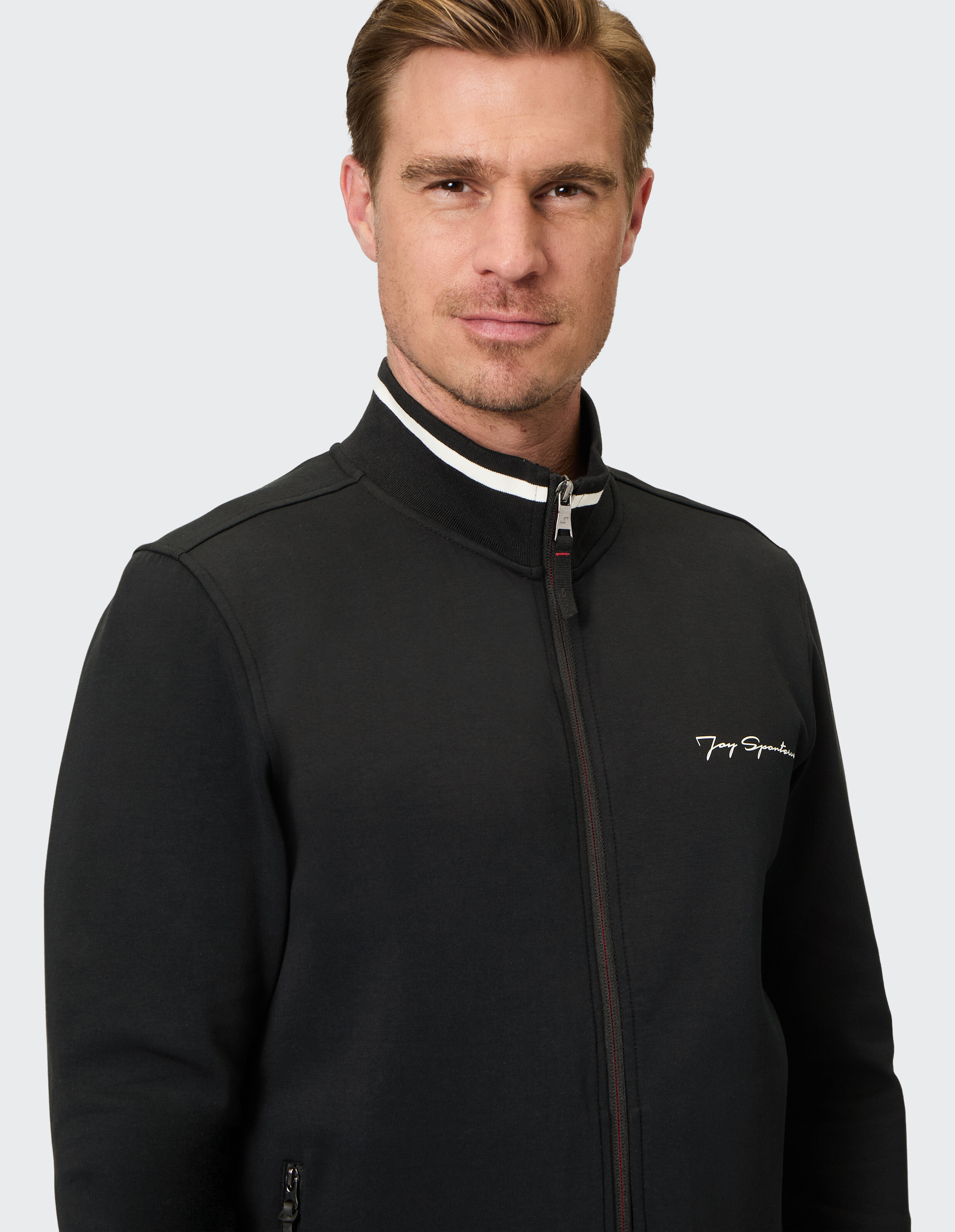 Schwarze Herrenjacke mit Reißverschluss, sportlichem Kragen und Logodetail.