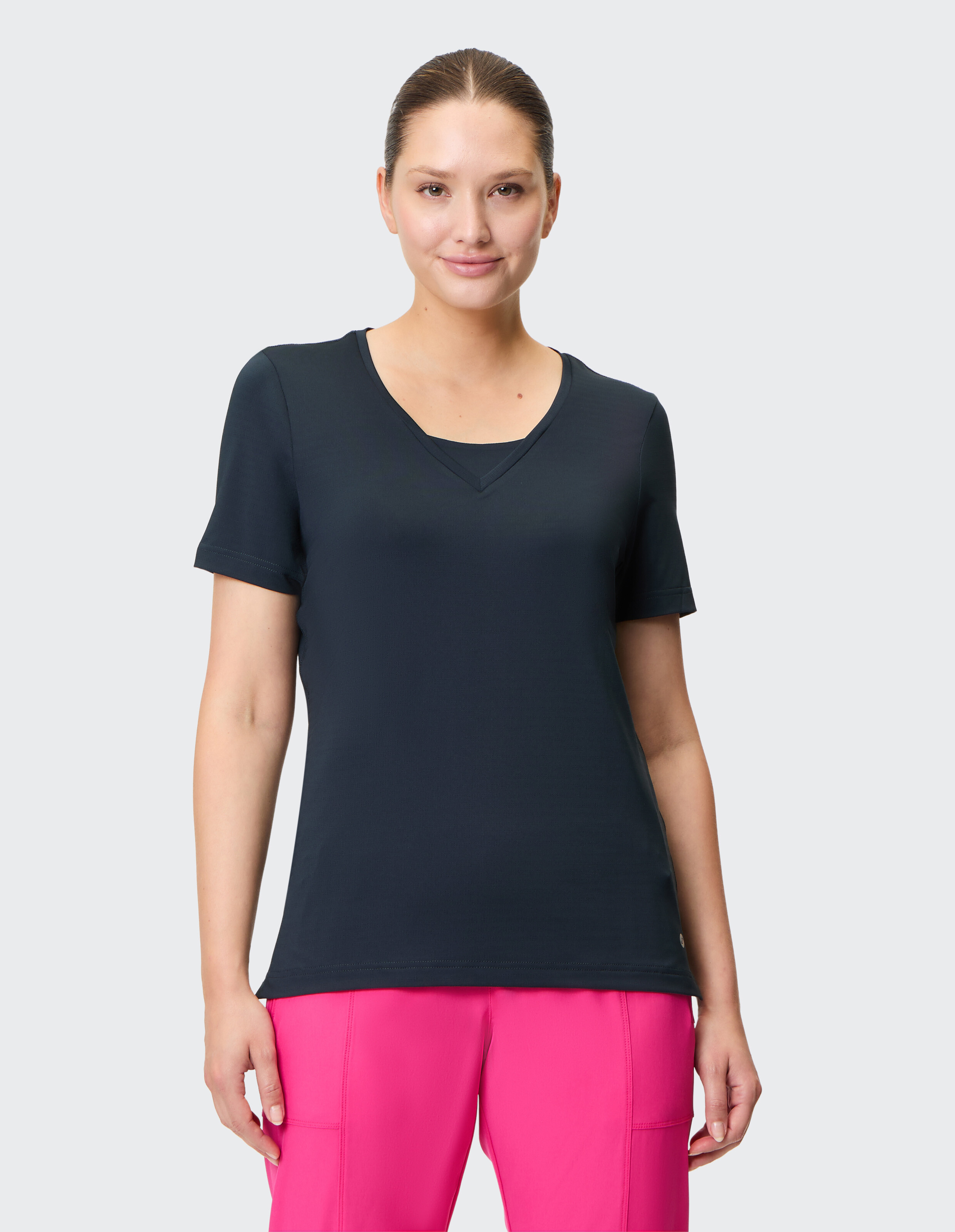 Frau trägt ein dunkelblaues T-Shirt mit V-Ausschnitt, perfekt für gemütliche und elegante Freizeitkleidung.