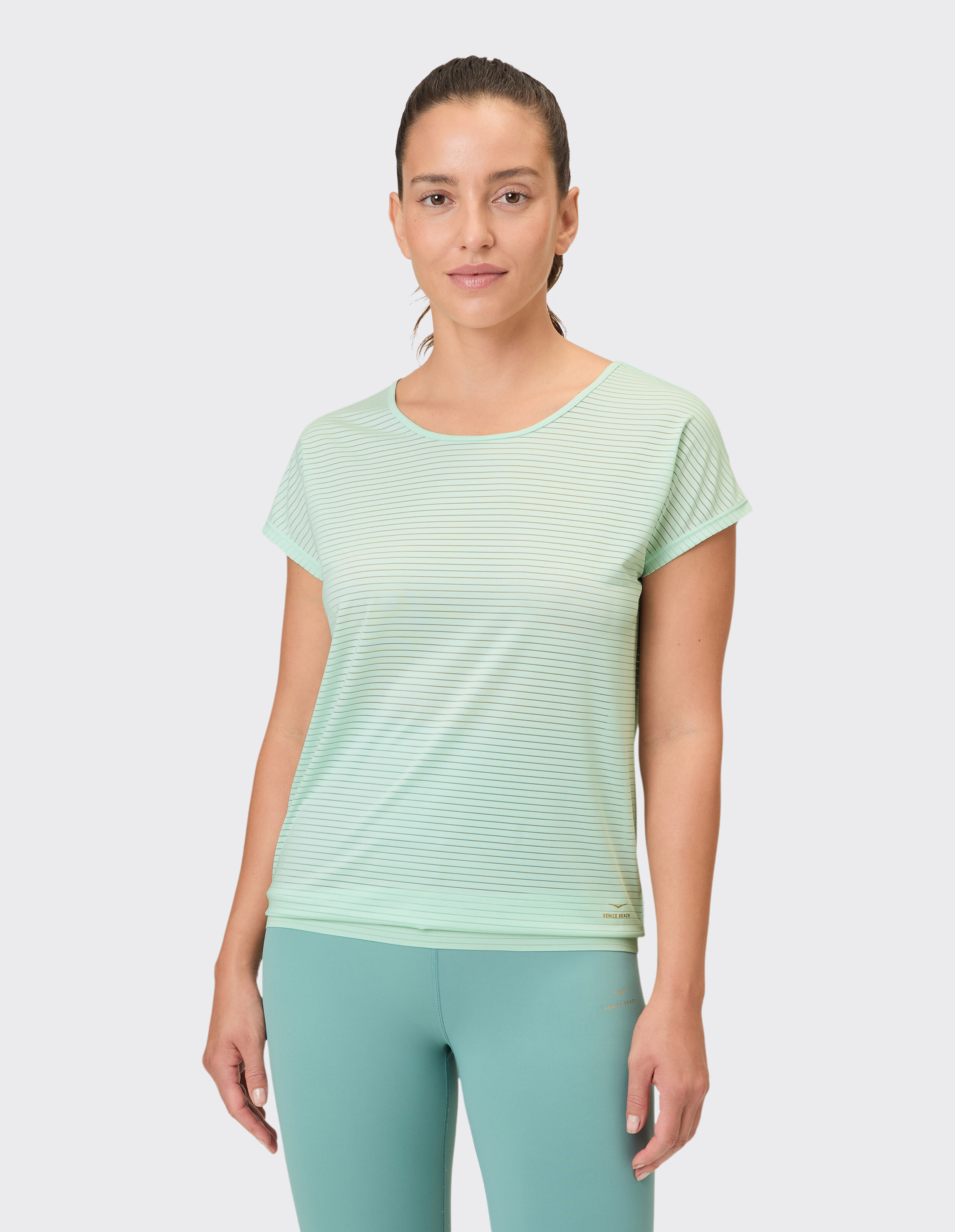Hellgrün gestreiftes Damen-Freizeit-T-Shirt für bequemes Tragen im Alltag.
