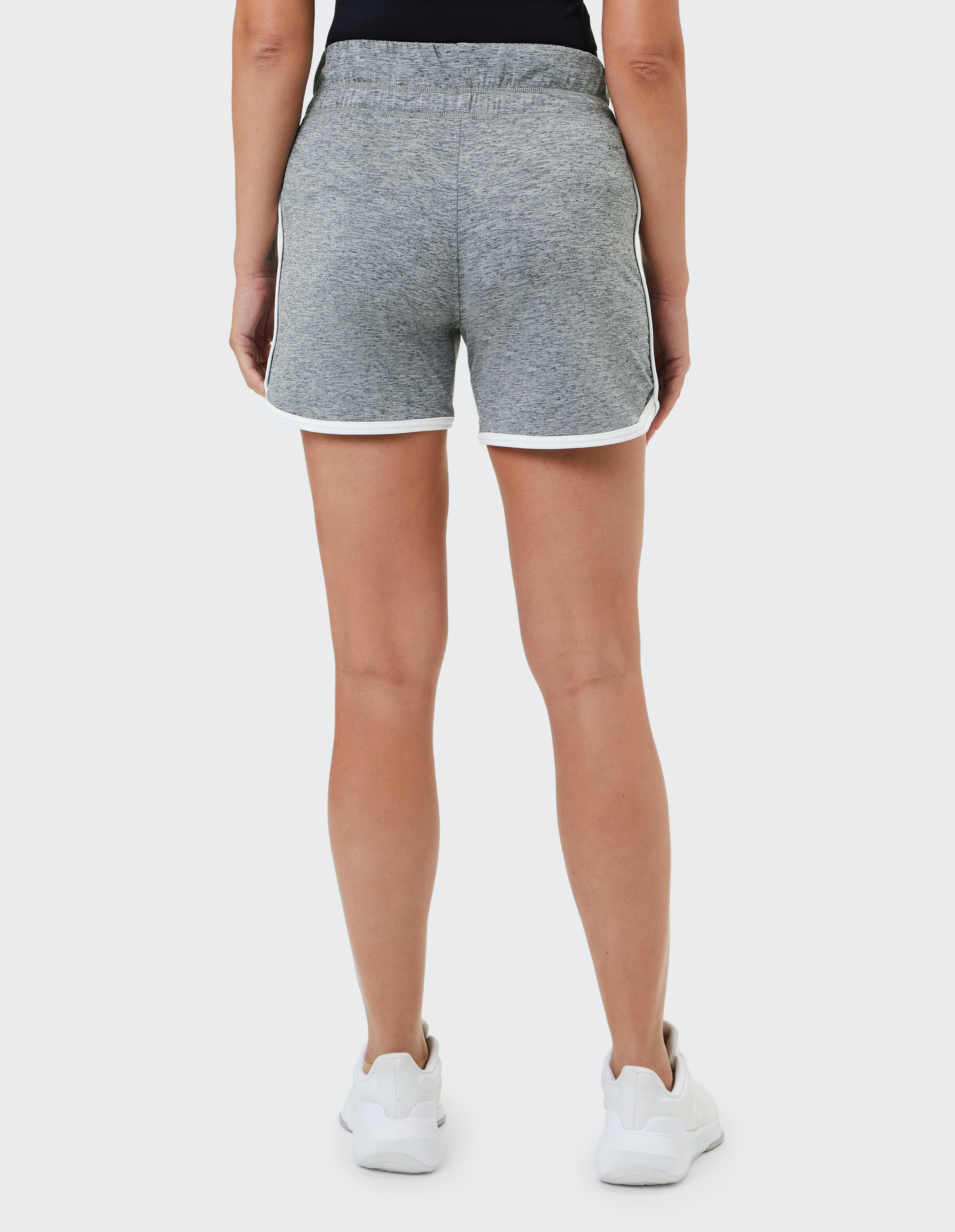 Rückansicht grauer Freizeitshorts mit weißem Besatz, perfekt zum Faulenzen.