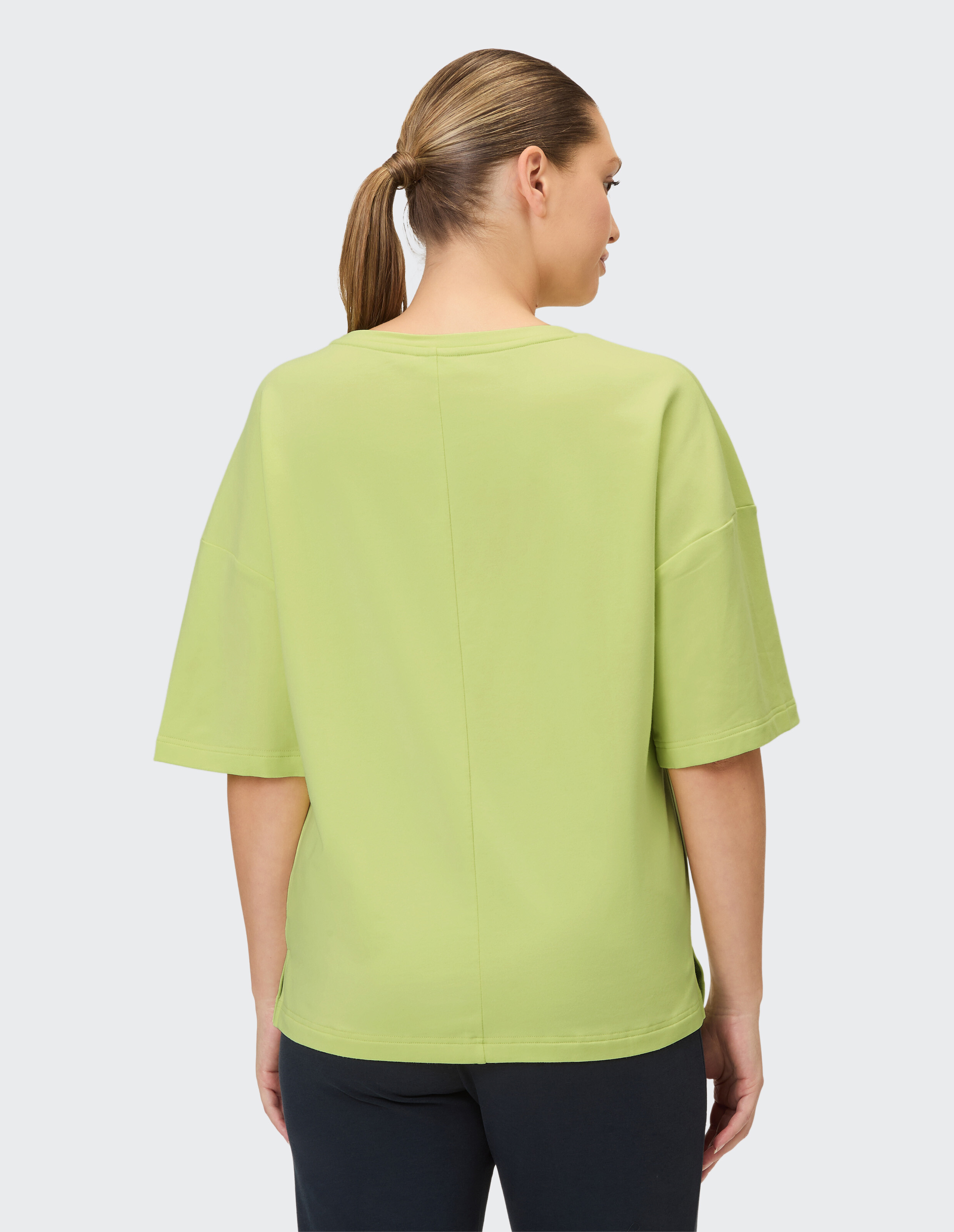 Damen-T-Shirt in Hellgrün mit lockerem Schnitt und kurzen Ärmeln, perfekt für Sport und Freizeit.