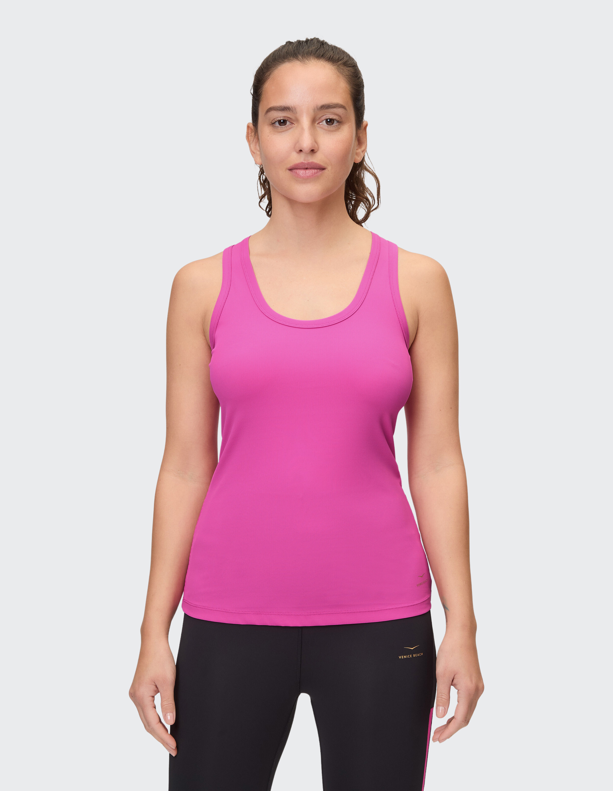 Leuchtend rosafarbenes Tanktop für Damen, perfekt für Freizeitkleidung und einen aktiven Lebensstil.
