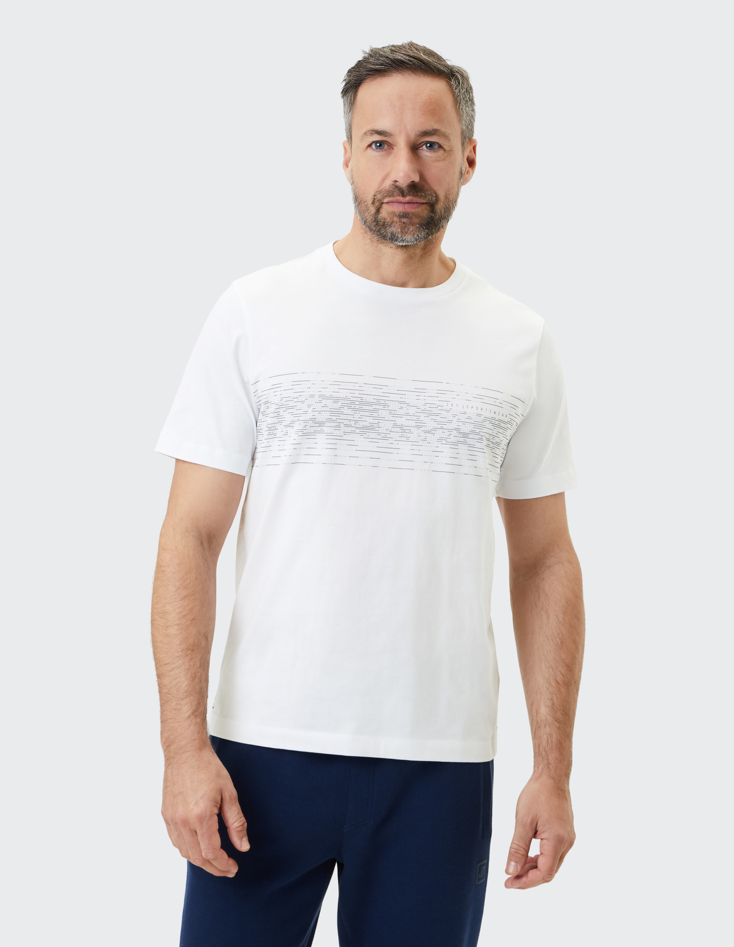 Mann trägt ein weißes ELBSAND-Freizeit-T-Shirt mit grauem Quermuster.