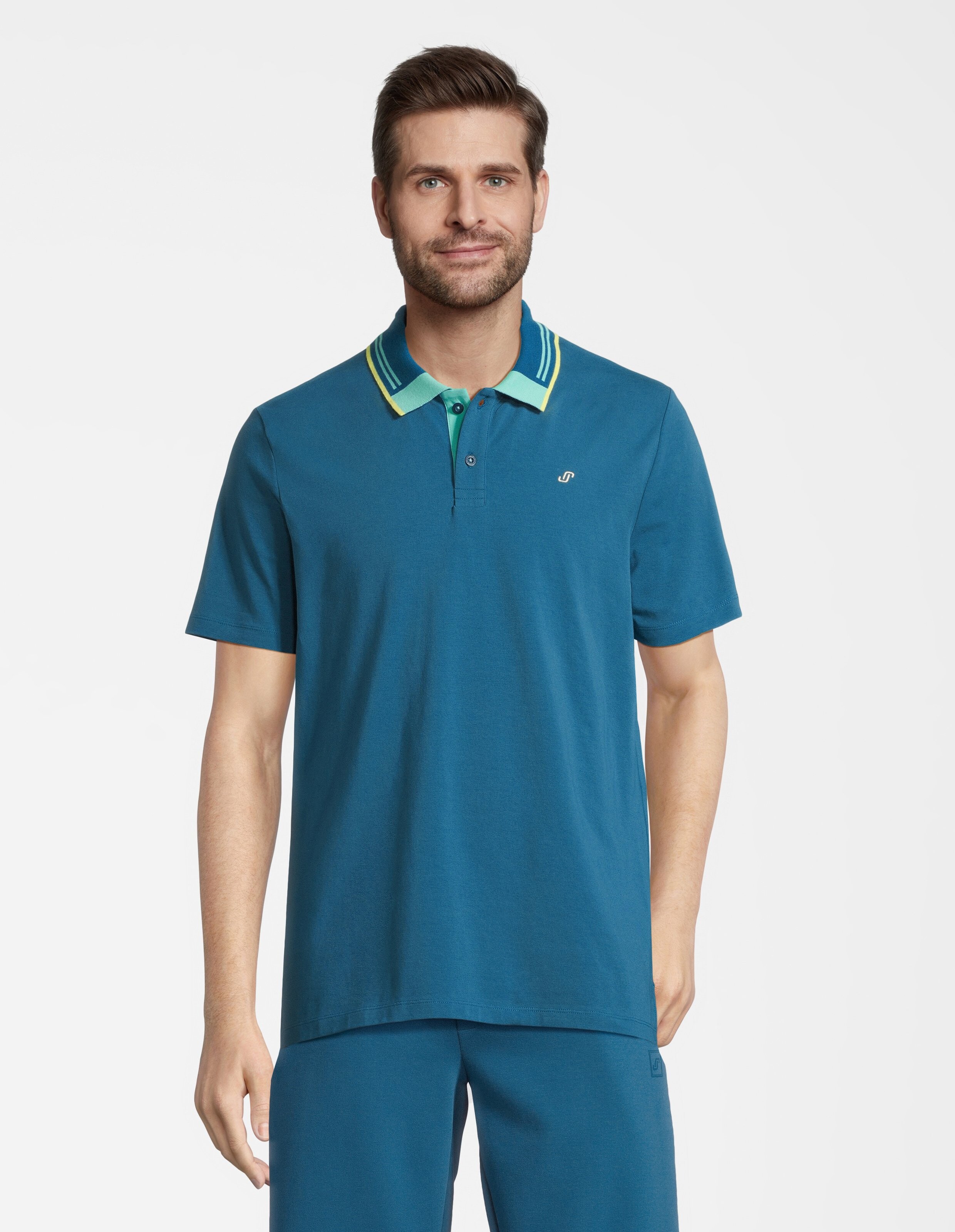 Türkises Poloshirt mit blau-gelbem Kragen, drei Knöpfen und dezentem Logo links auf der Brust.