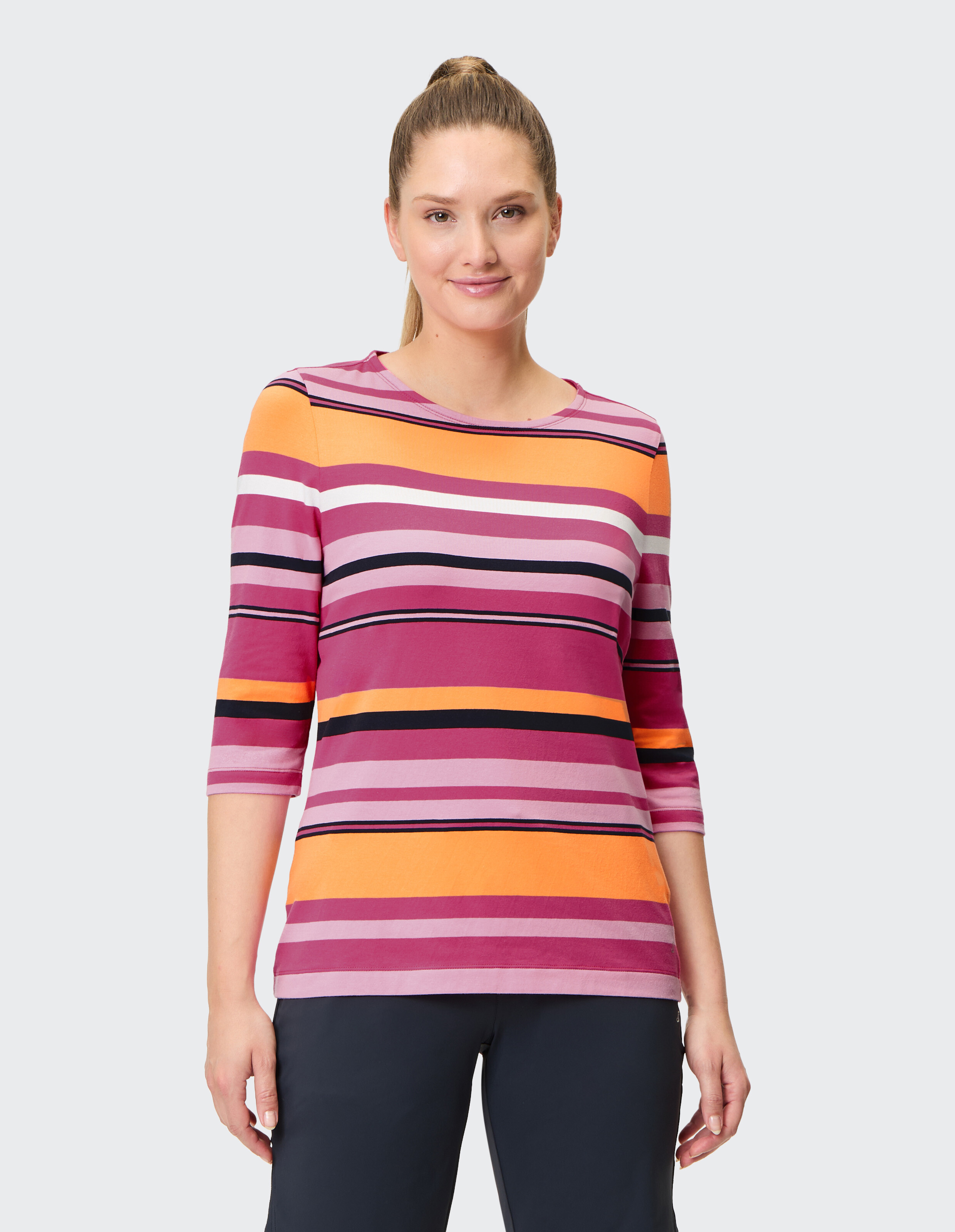 Bunt gestreiftes T-Shirt mit dreiviertel Ärmeln in Pink, Orange, Weiß und Schwarz, horizontal gestreift, aus Baumwollstoff.