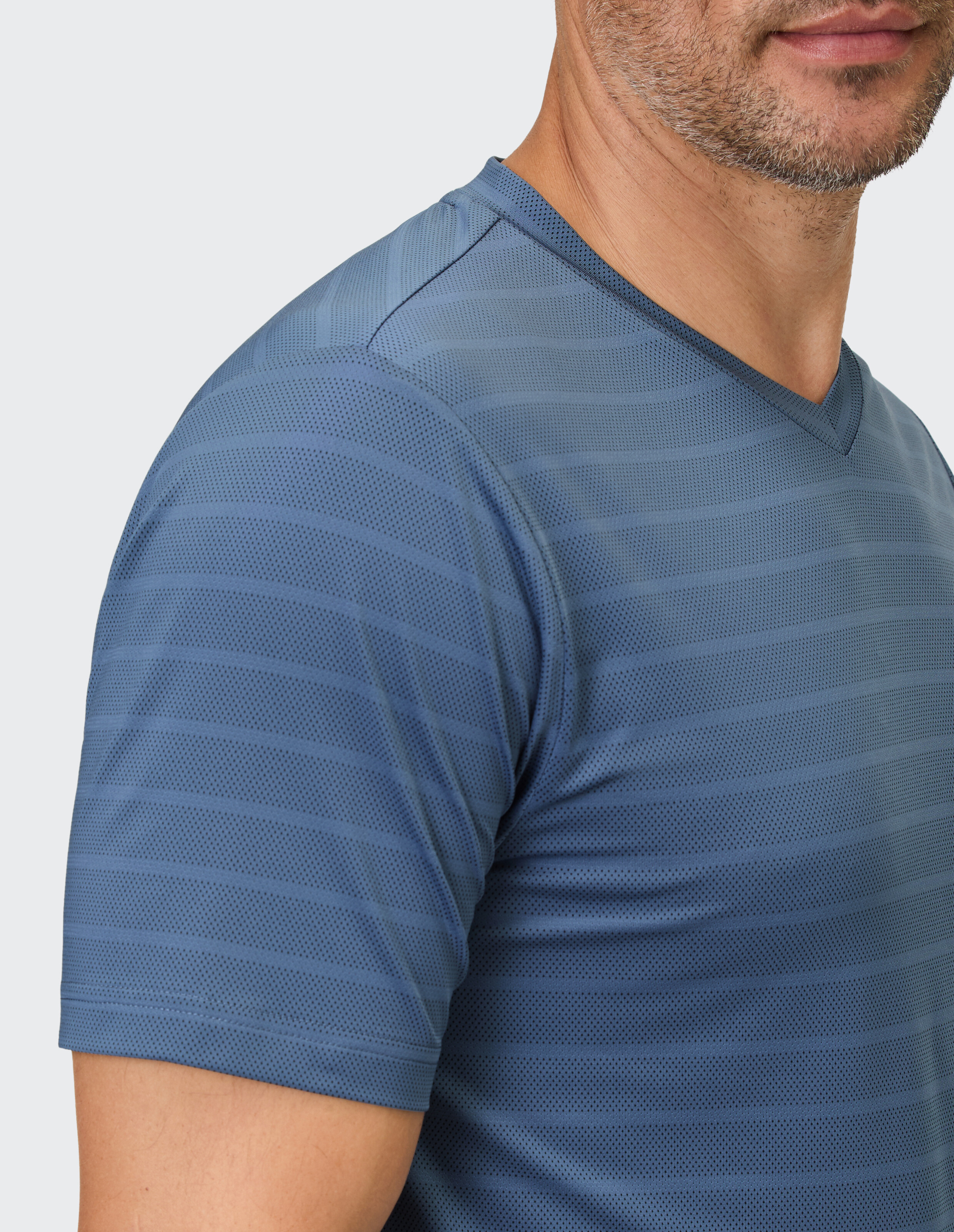 Blau gestreiftes Herren-T-Shirt mit V-Ausschnitt, perfekt für Freizeitkleidung und zum Entspannen.