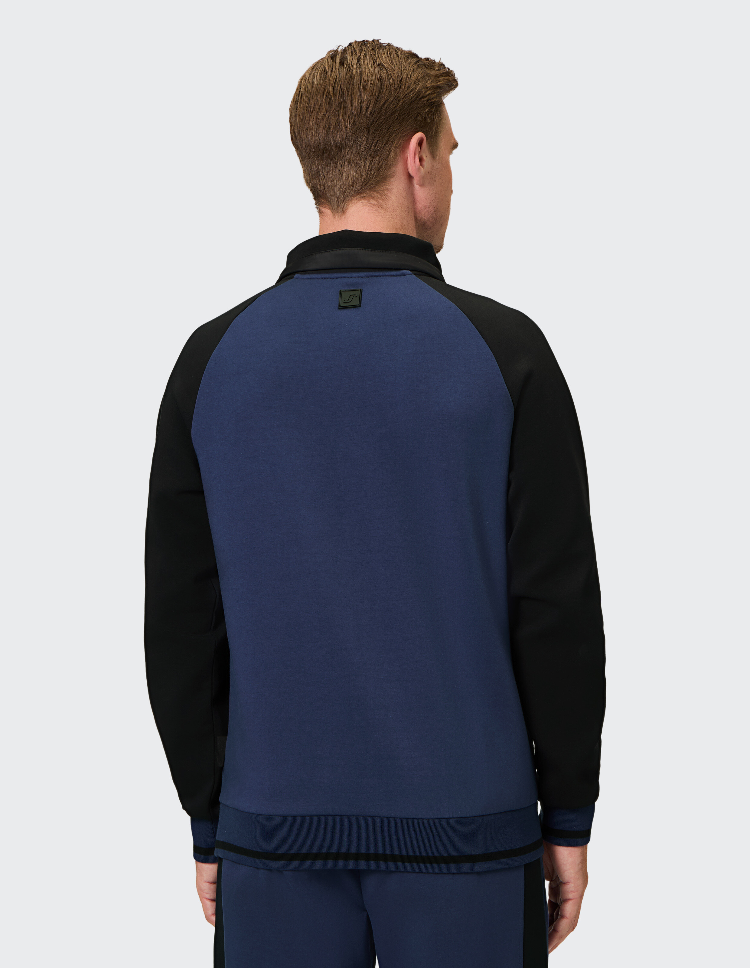 Marineblaue und schwarze Freizeitjacke für Herren mit sportlichem Design und bequemer Passform.