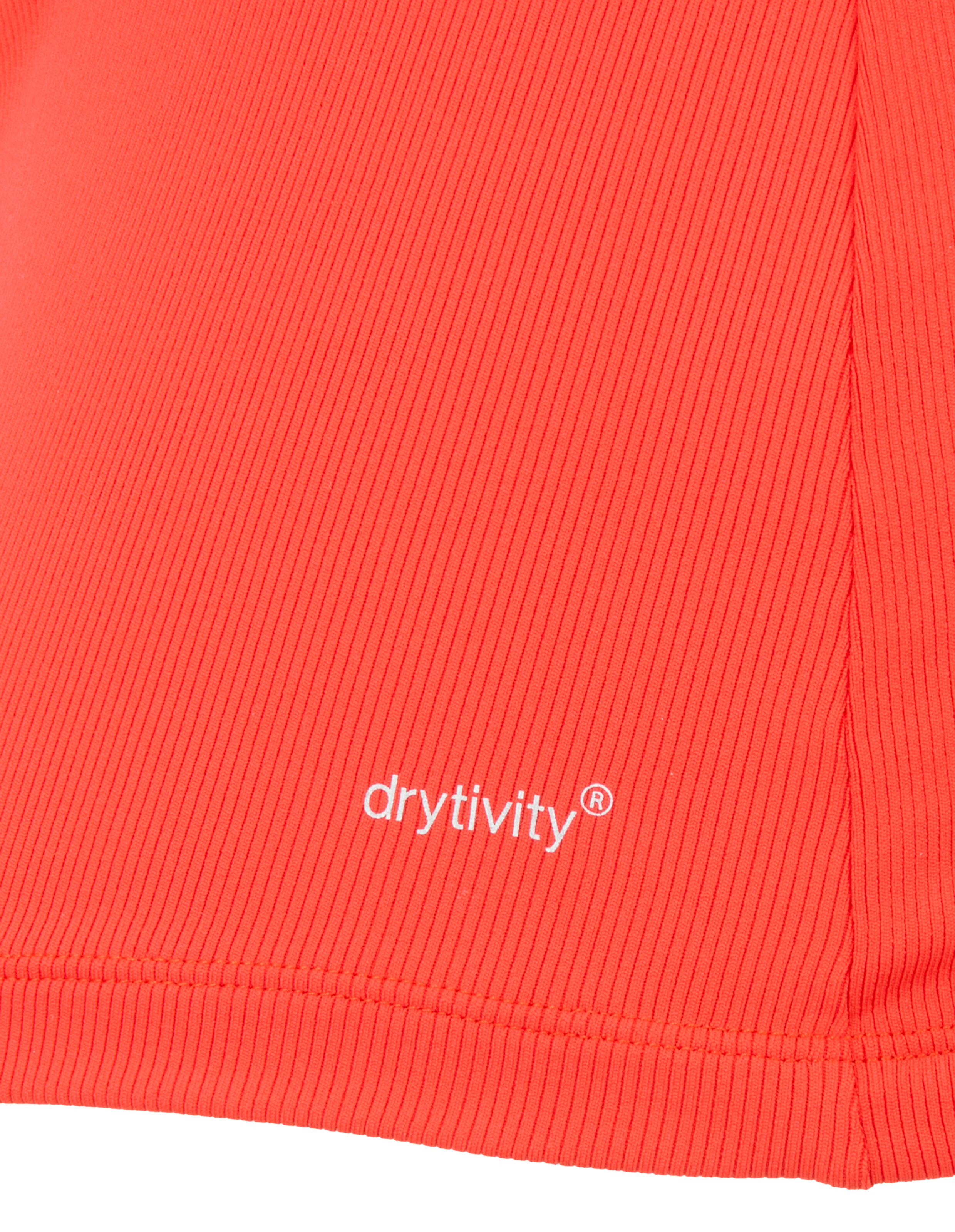 Nahaufnahme eines roten Rippstoffs mit weißem Drytivity-Logo für lässige Loungewear.