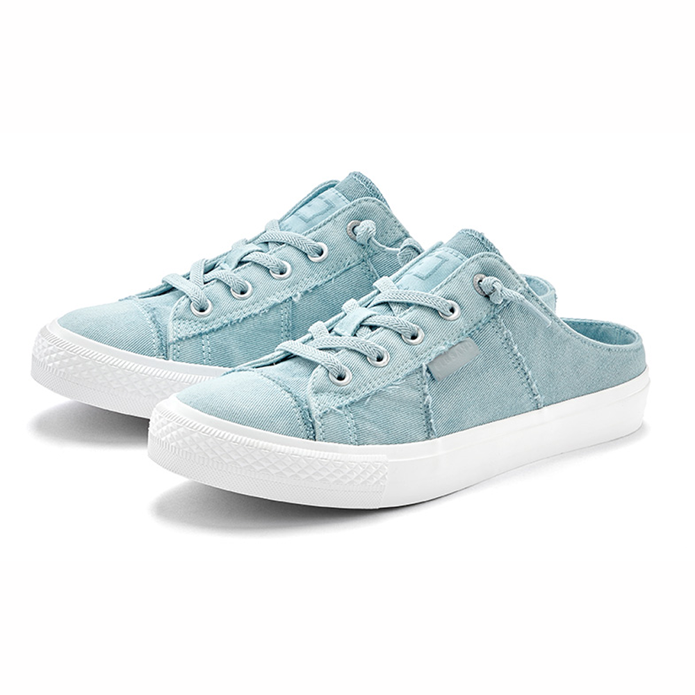 Hellblaue, lässige Slip-On-Schuhe mit Schnürdesign und weißer Sohle.
